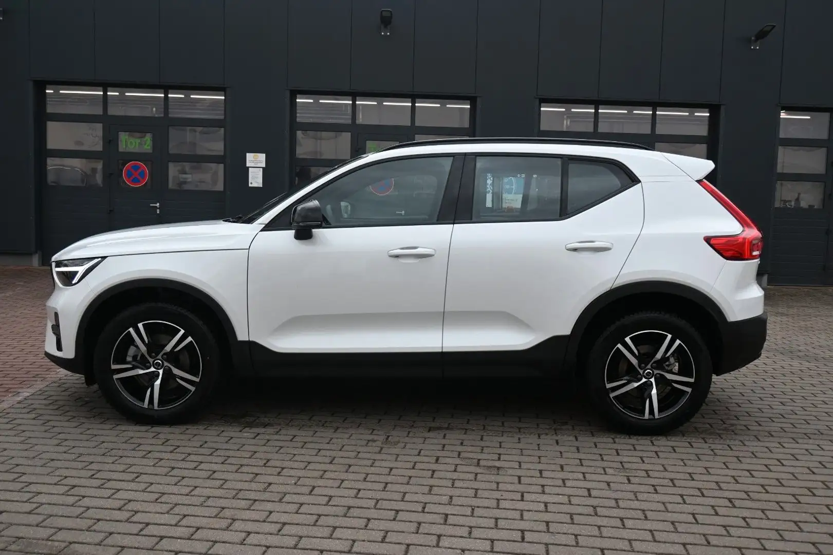 Volvo XC40 B3 DKG Plus Dark*FSHZG*H&K*BLIS*ACC Weiß - 2