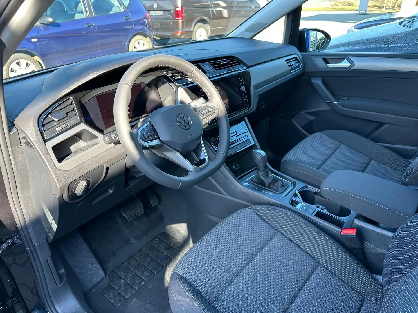 Volkswagen Touran 1.5TSI DSG Com. *AHK*Navi*el.HK*7Sitzer Schwarz - 2