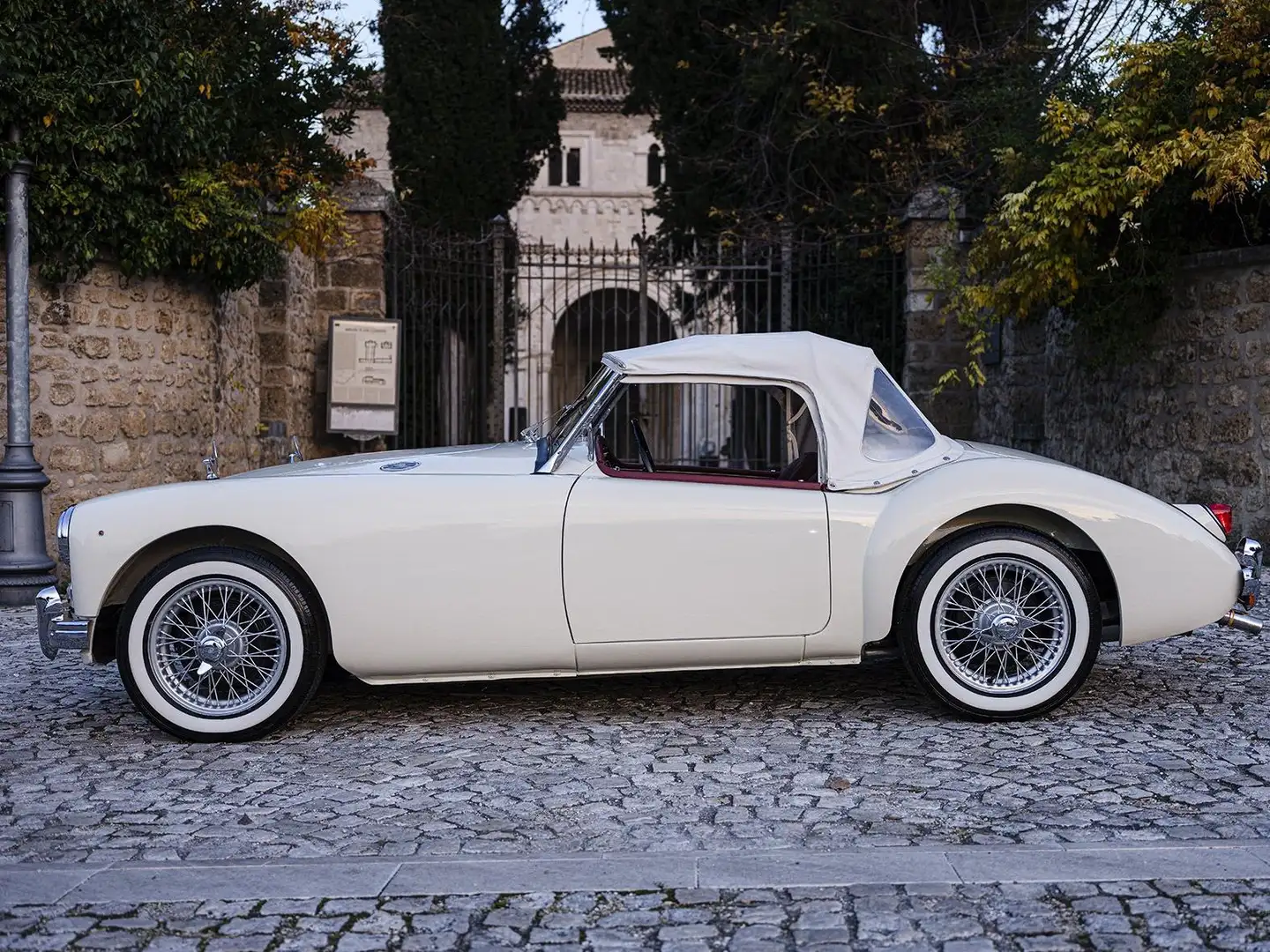 MG MGA Bianco - 1