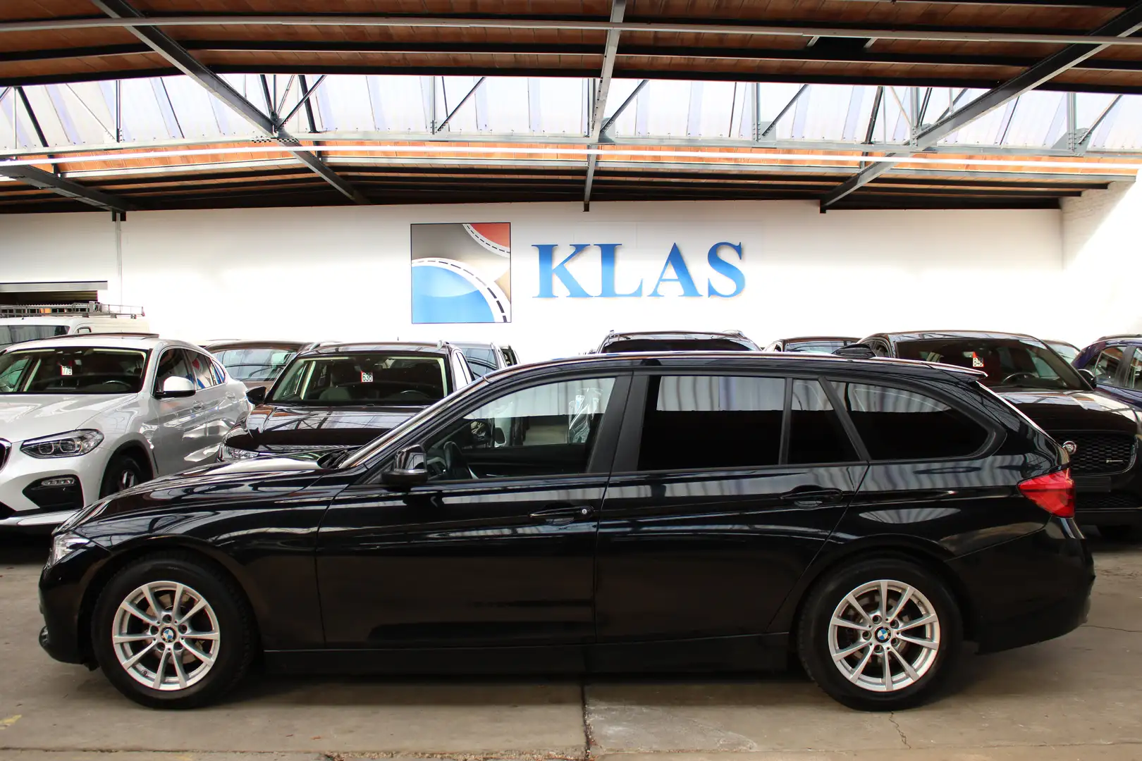 BMW 320 dTouring Schwarz - 2