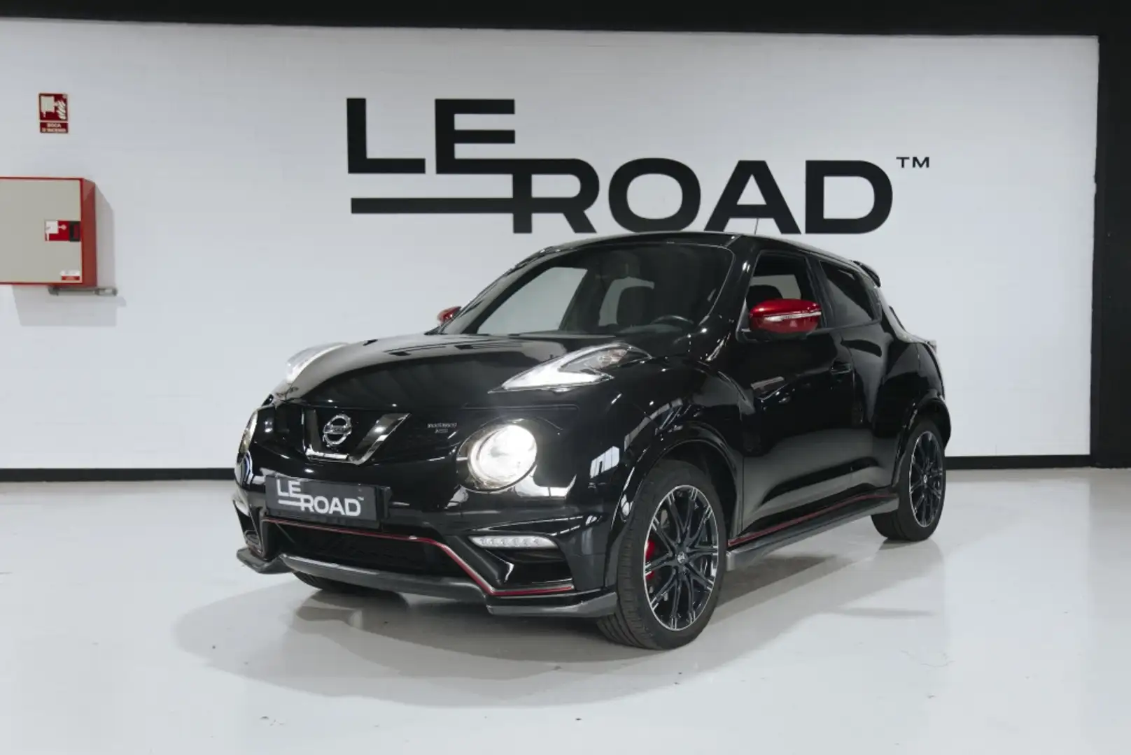 Nissan Juke 1.6 DIG-T Nismo RS 4x4 XTronic 214 Zwart - 1