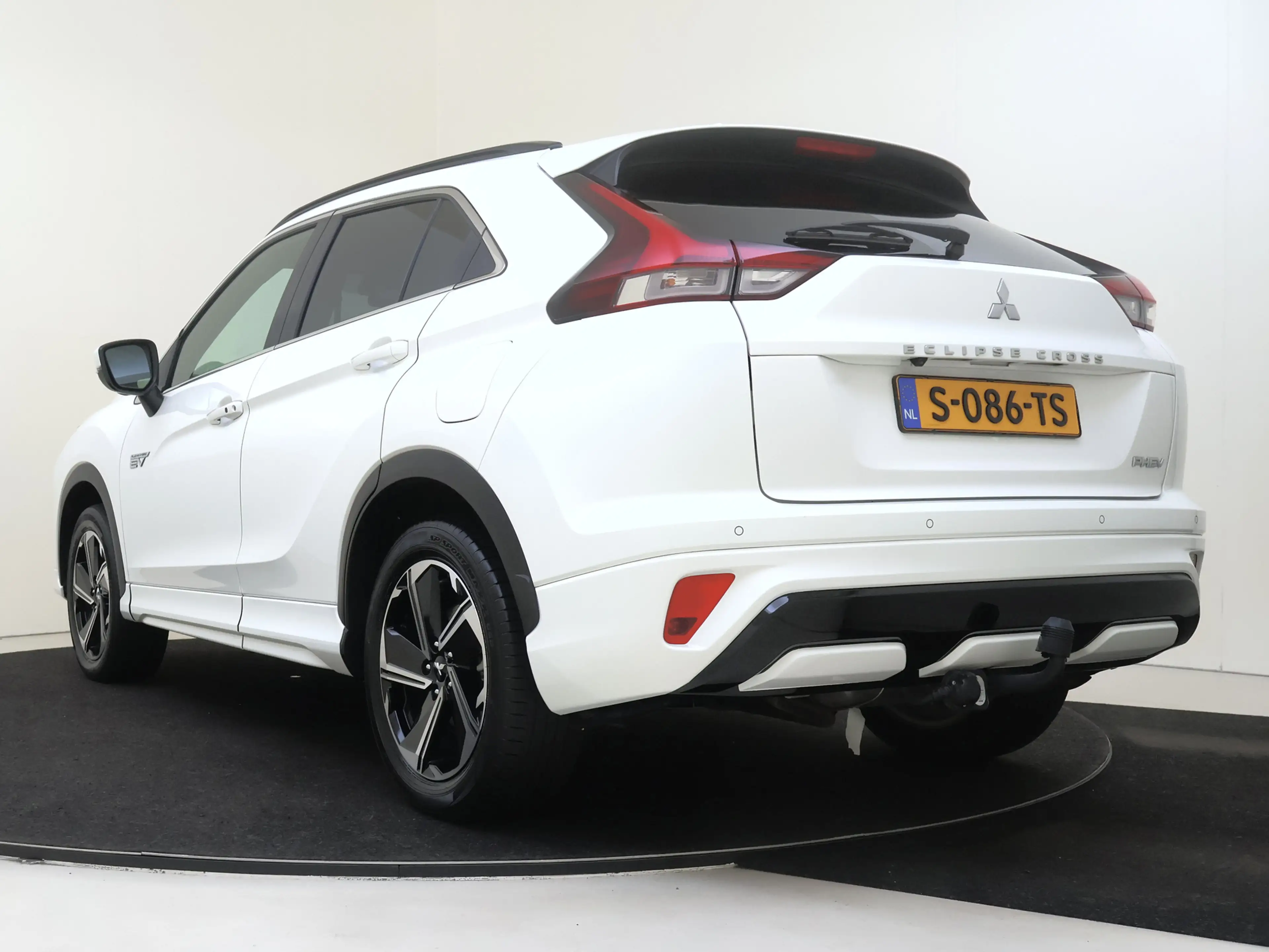 Mitsubishi Eclipse Cross 2.4 PHEV Instyle | Leder | Trekhaak | Camera | Car — photo 4
