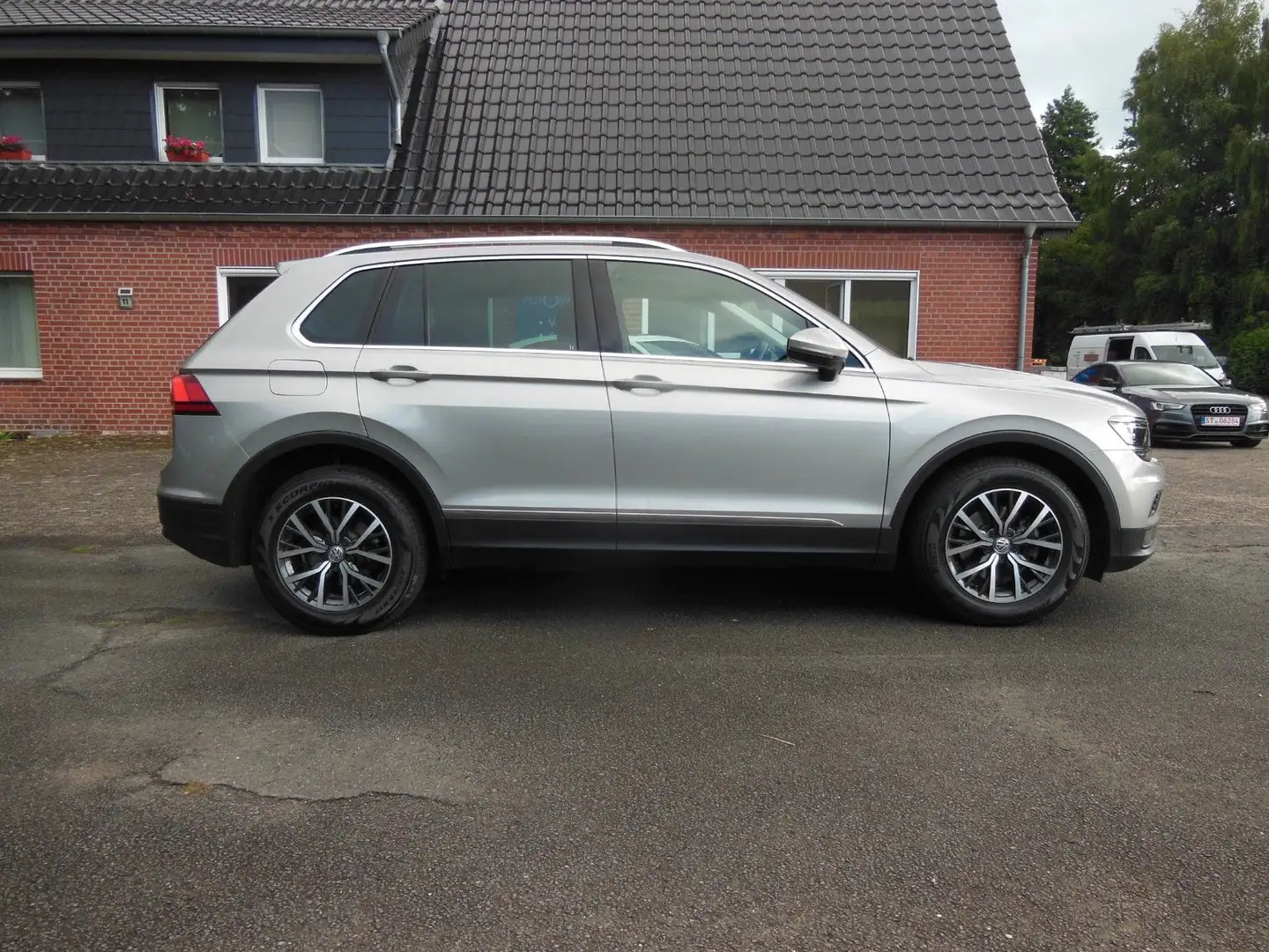 Volkswagen Tiguan Comfortline 1.5 TSI AHK/HuD/LED/NAV/ACC Silber - 2