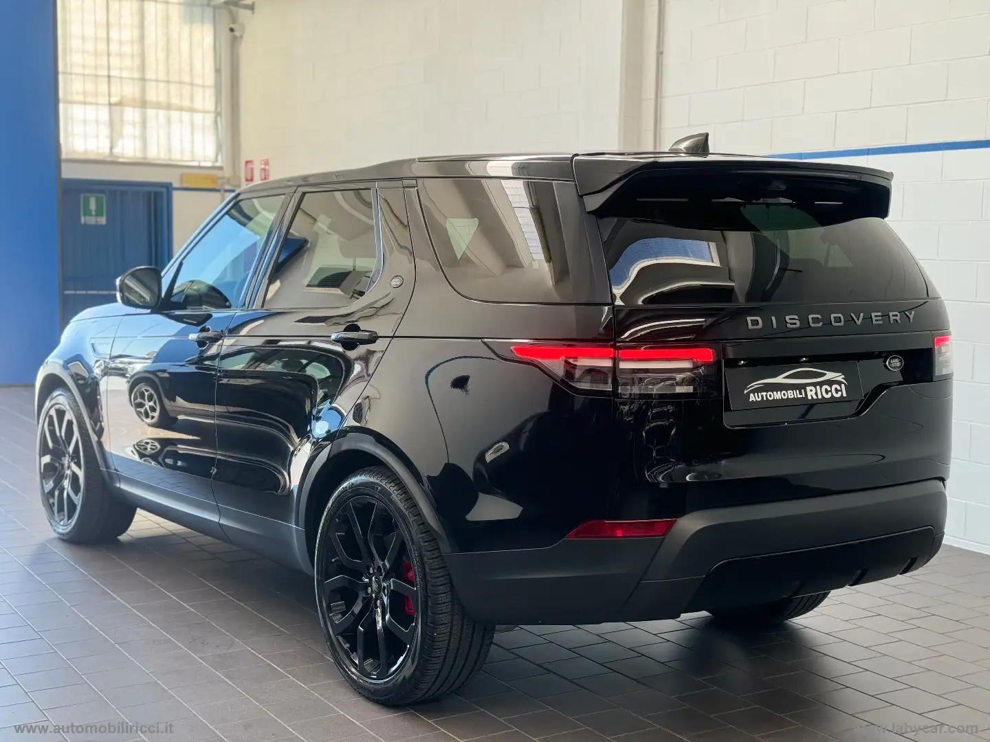 Land Rover Discovery 2.0 SD4 240 CV HSE 7 POSTI Zwart - 2