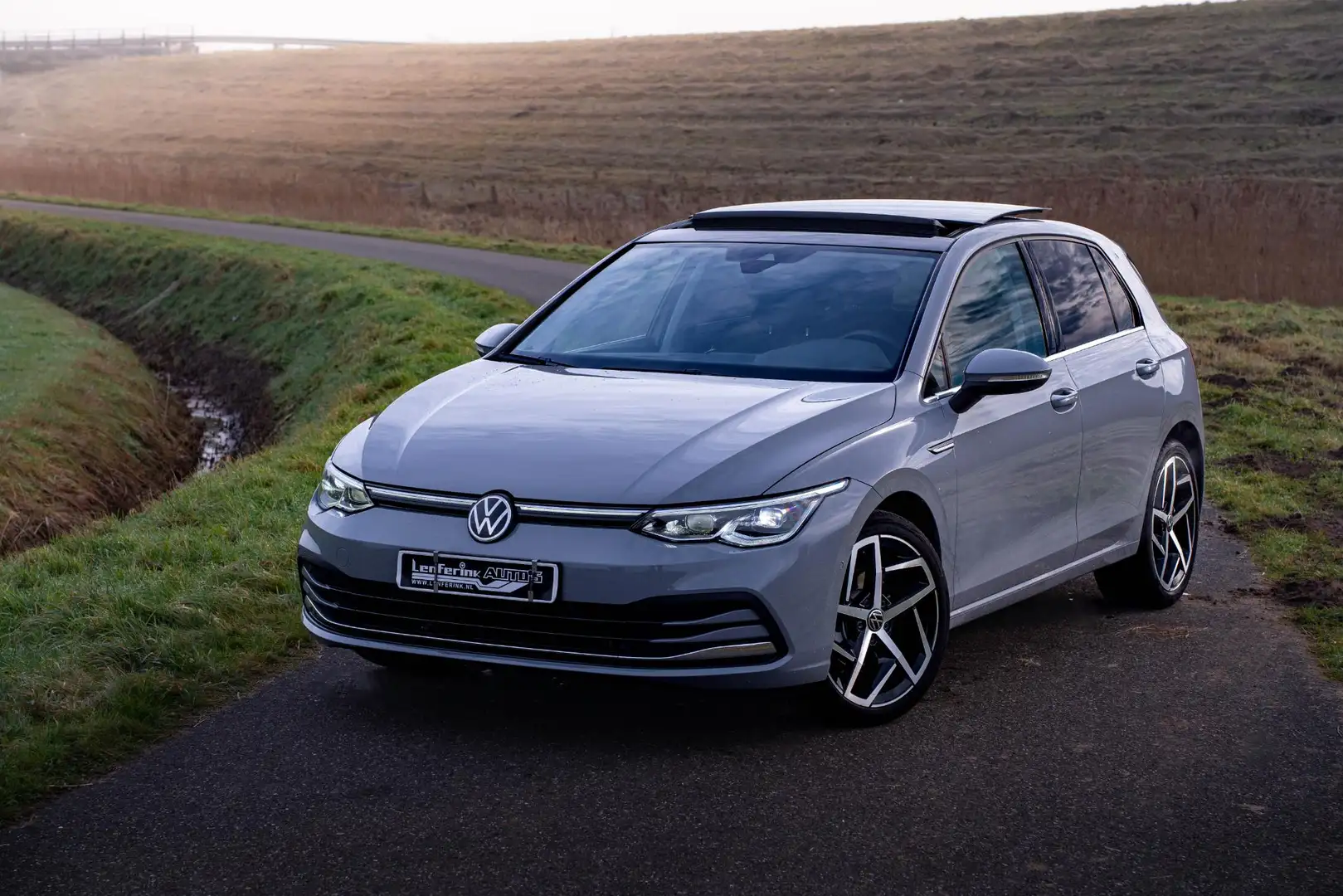 Volkswagen Golf 1.5 eTSI Style Panodak Led matrix Apple Carplay Wi Grijs - 2