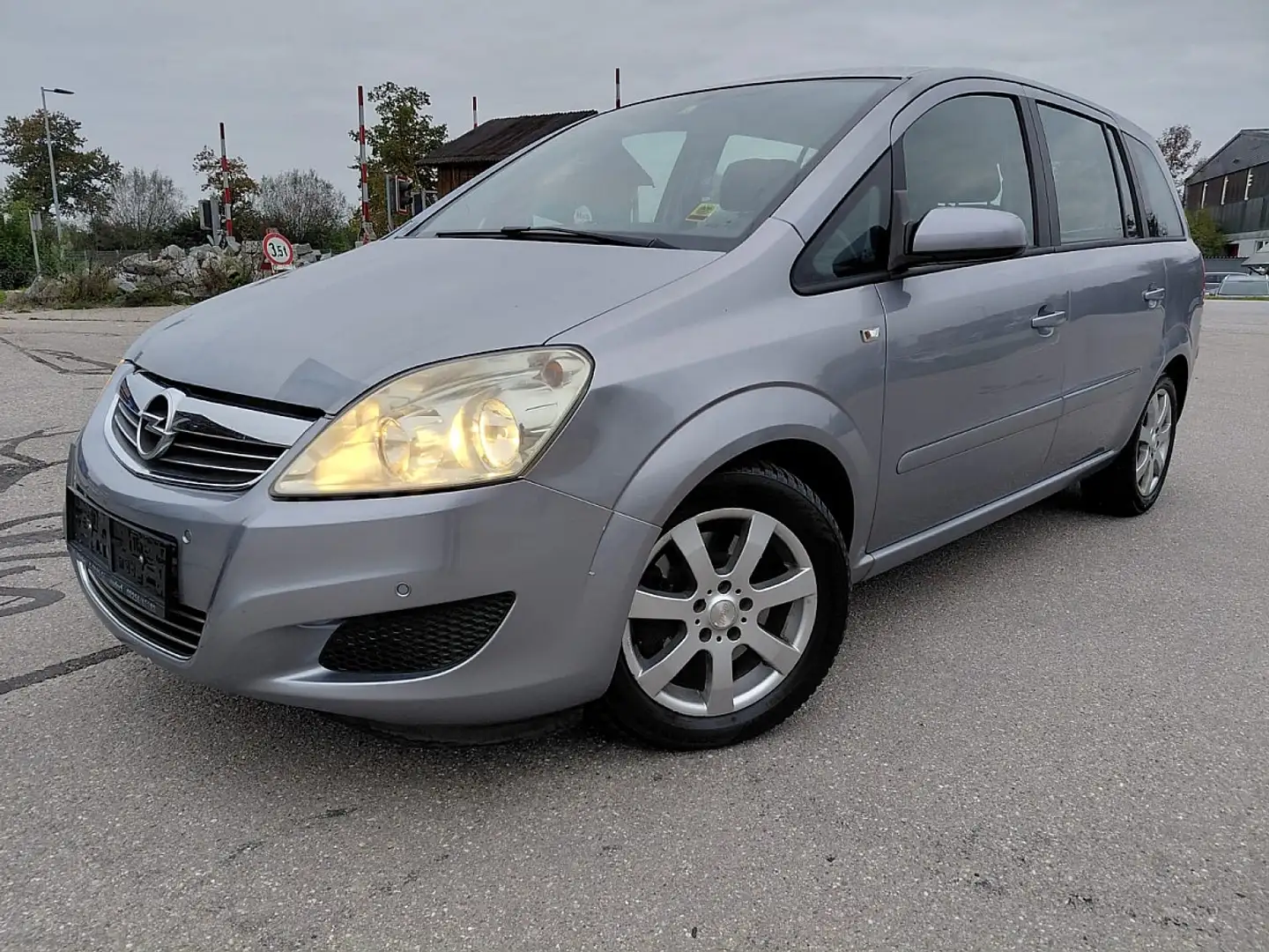 Opel Zafira 1,9 CDTI Style DPF Aut. Grau - 1