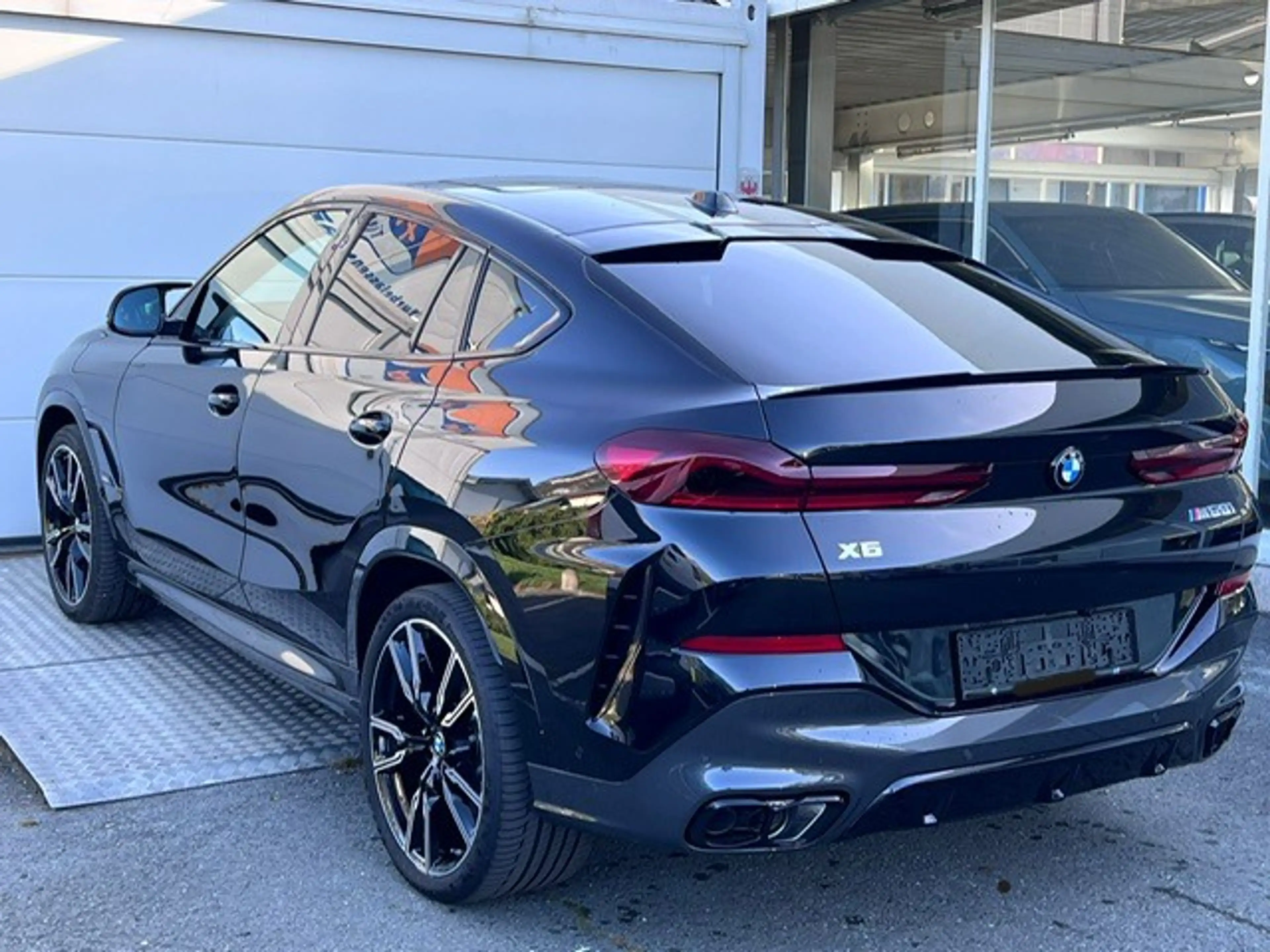 BMW X6 M60i xDrive/22"/M-SPORT+INNOVATION+TRAVEL P/GESTIK