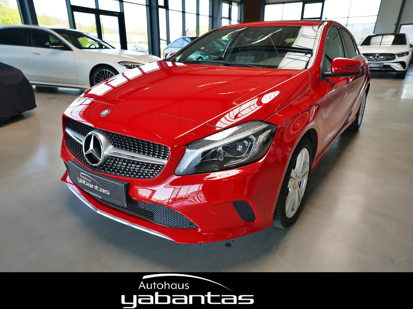 Mercedes-Benz A 180 d Urban LED Audio 20 Navi Park-Asiss. Klima IHC Rouge - 1