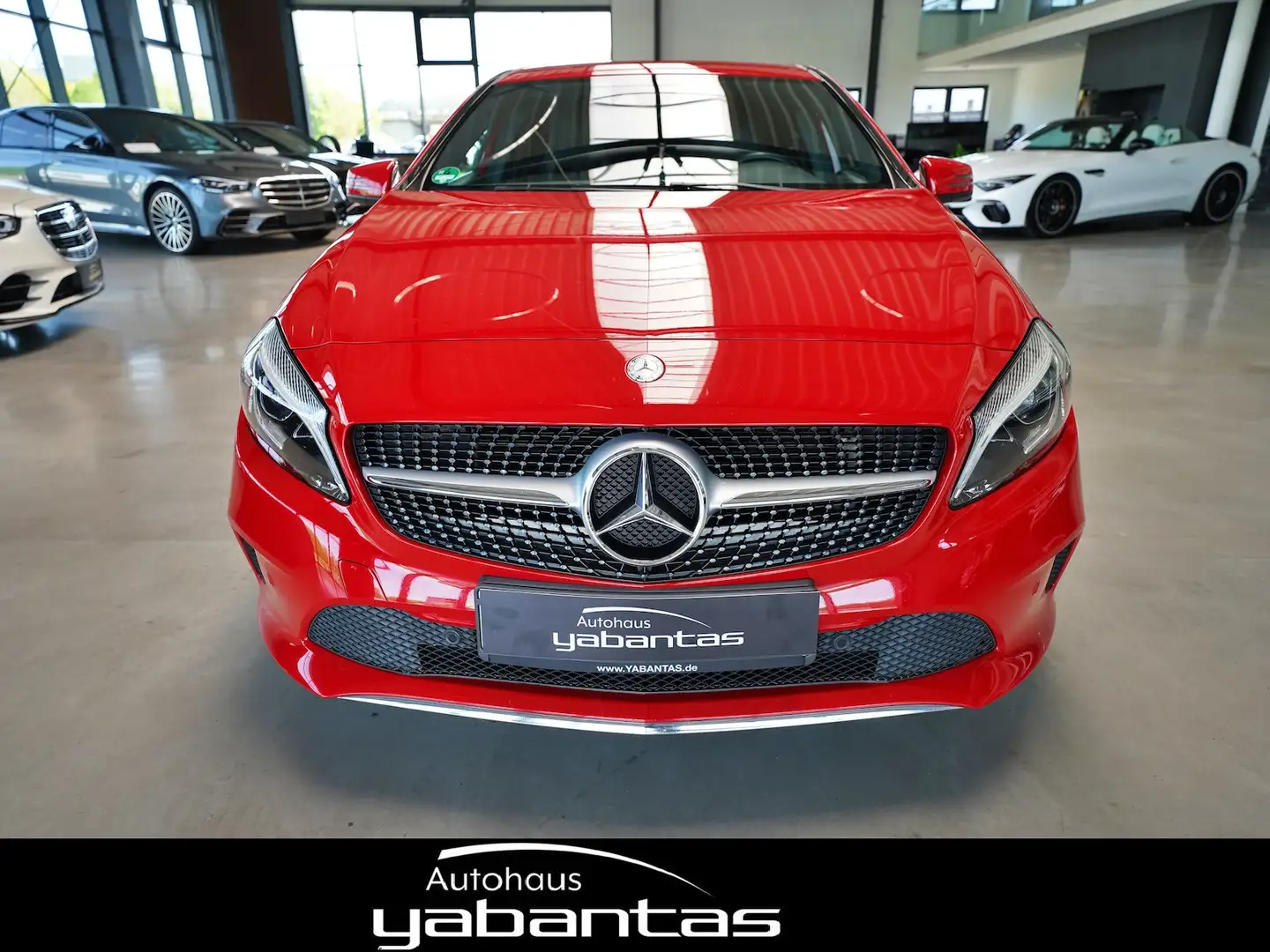 Mercedes-Benz A 180 d Urban LED Audio 20 Navi Park-Asiss. Klima IHC Rojo - 2