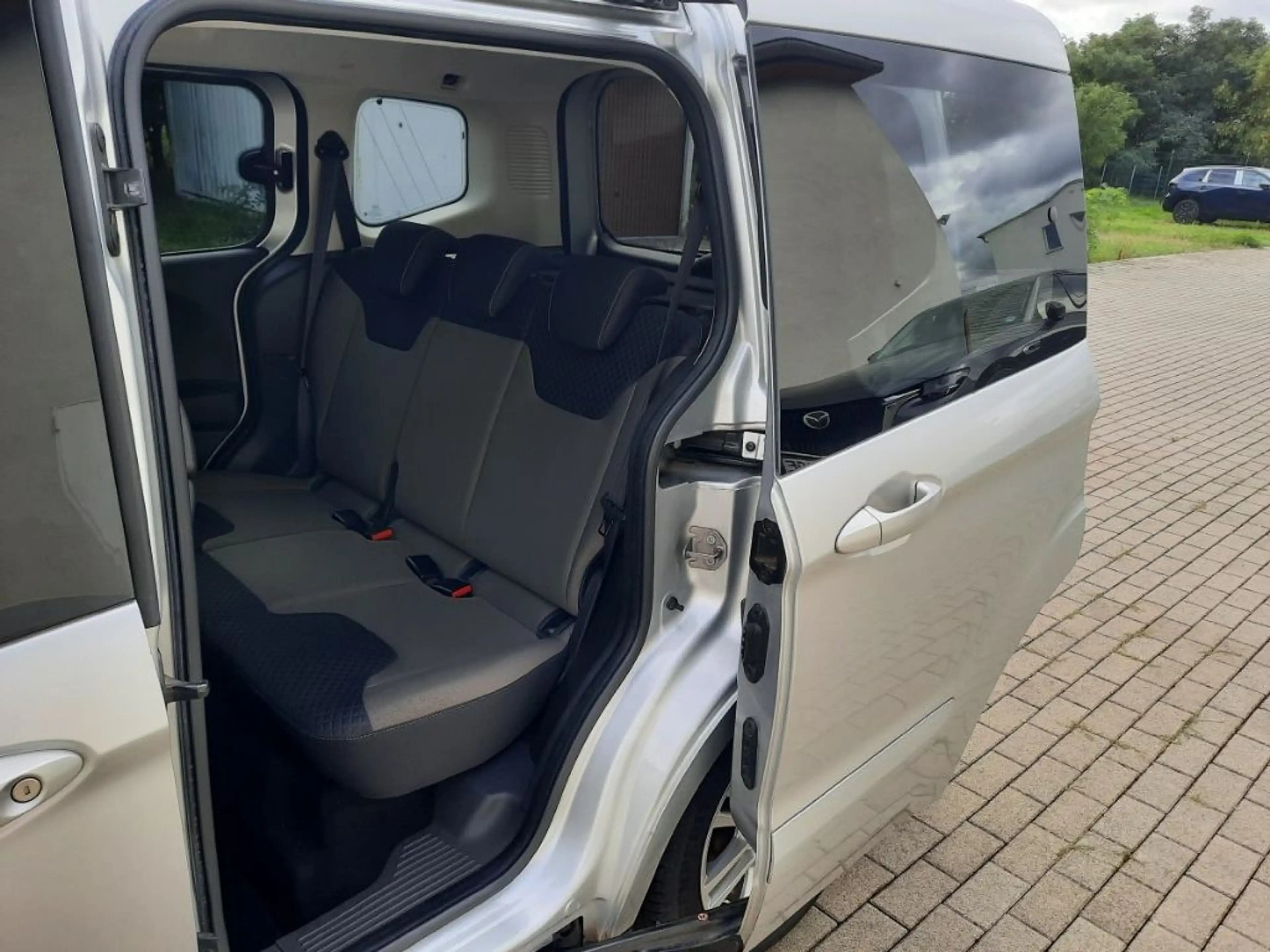 Ford Tourneo Courier 1.0 EcoBoost Titanium AHZV — photo 9