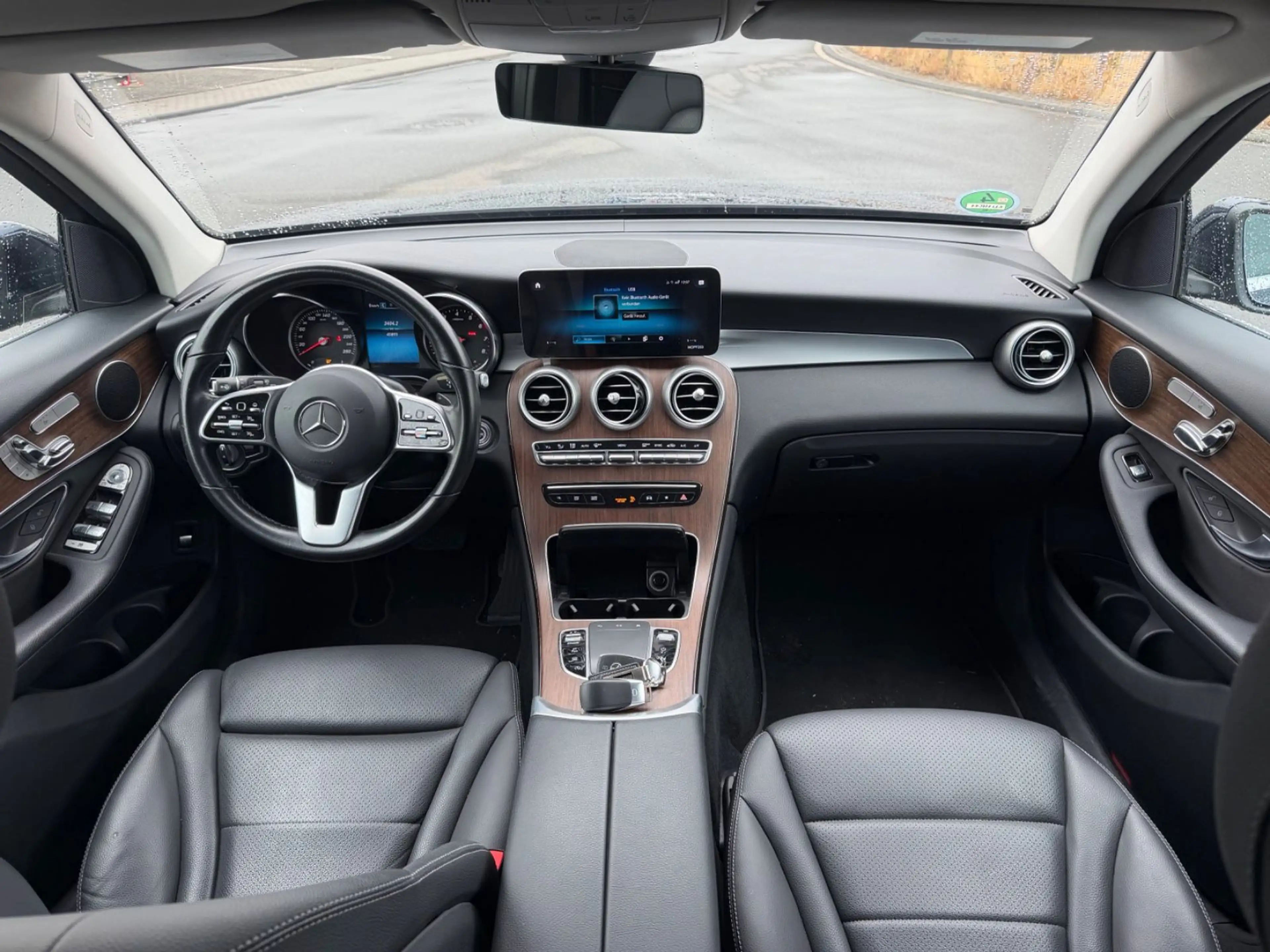 Mercedes-Benz GLC 300 AMG Line — photo 14
