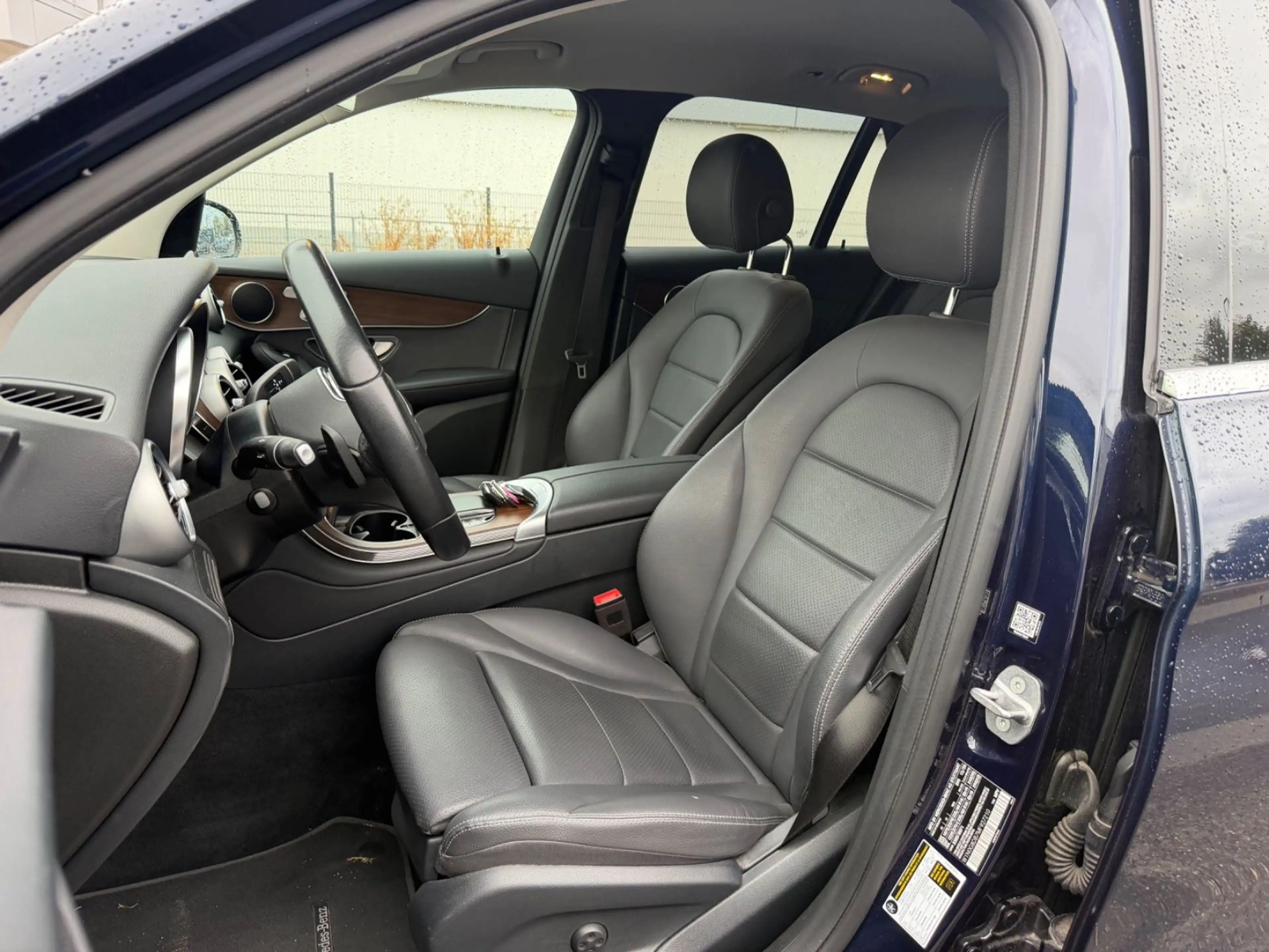 Mercedes-Benz GLC 300 AMG Line — photo 10