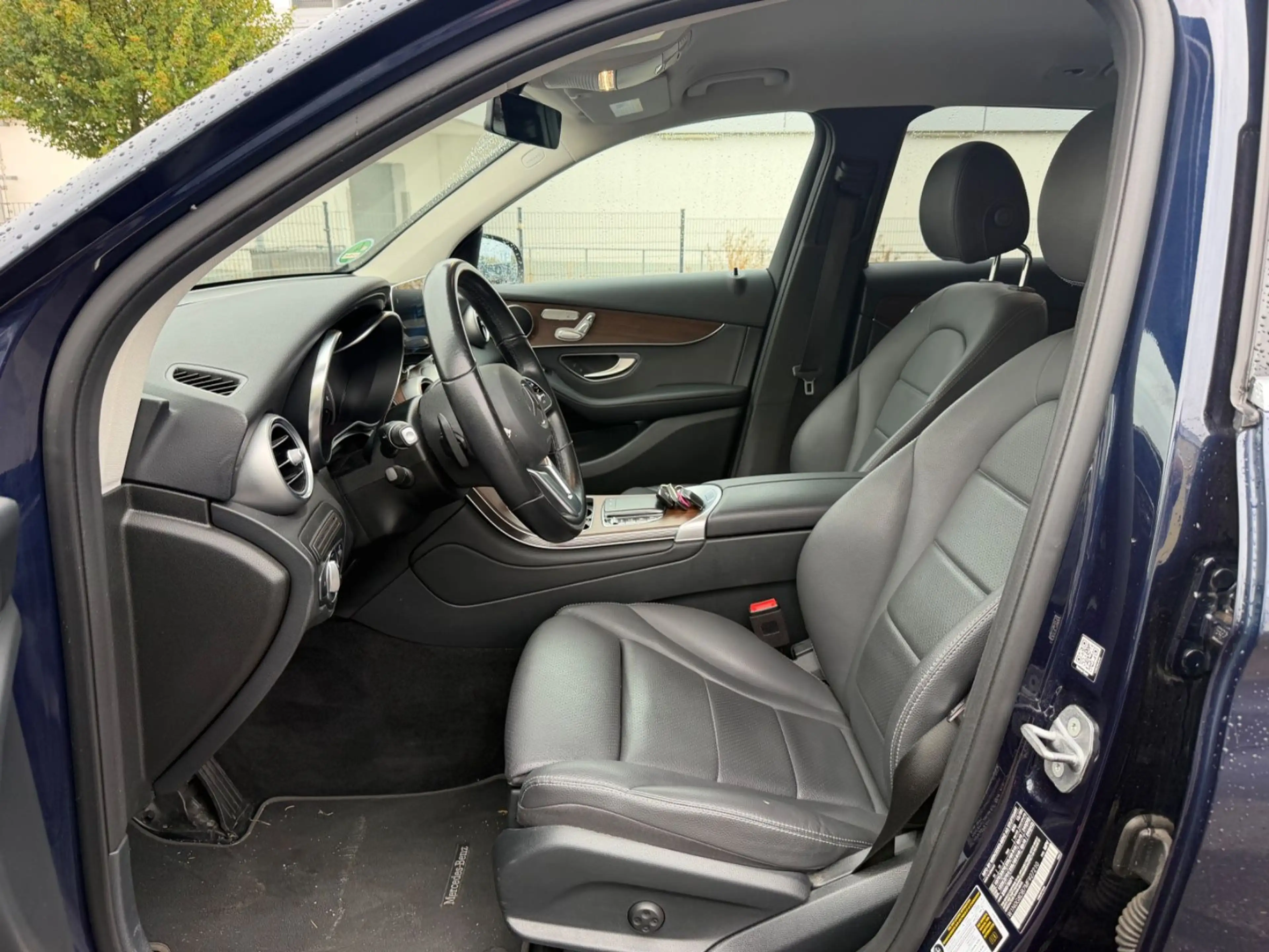 Mercedes-Benz GLC 300 AMG Line — photo 9