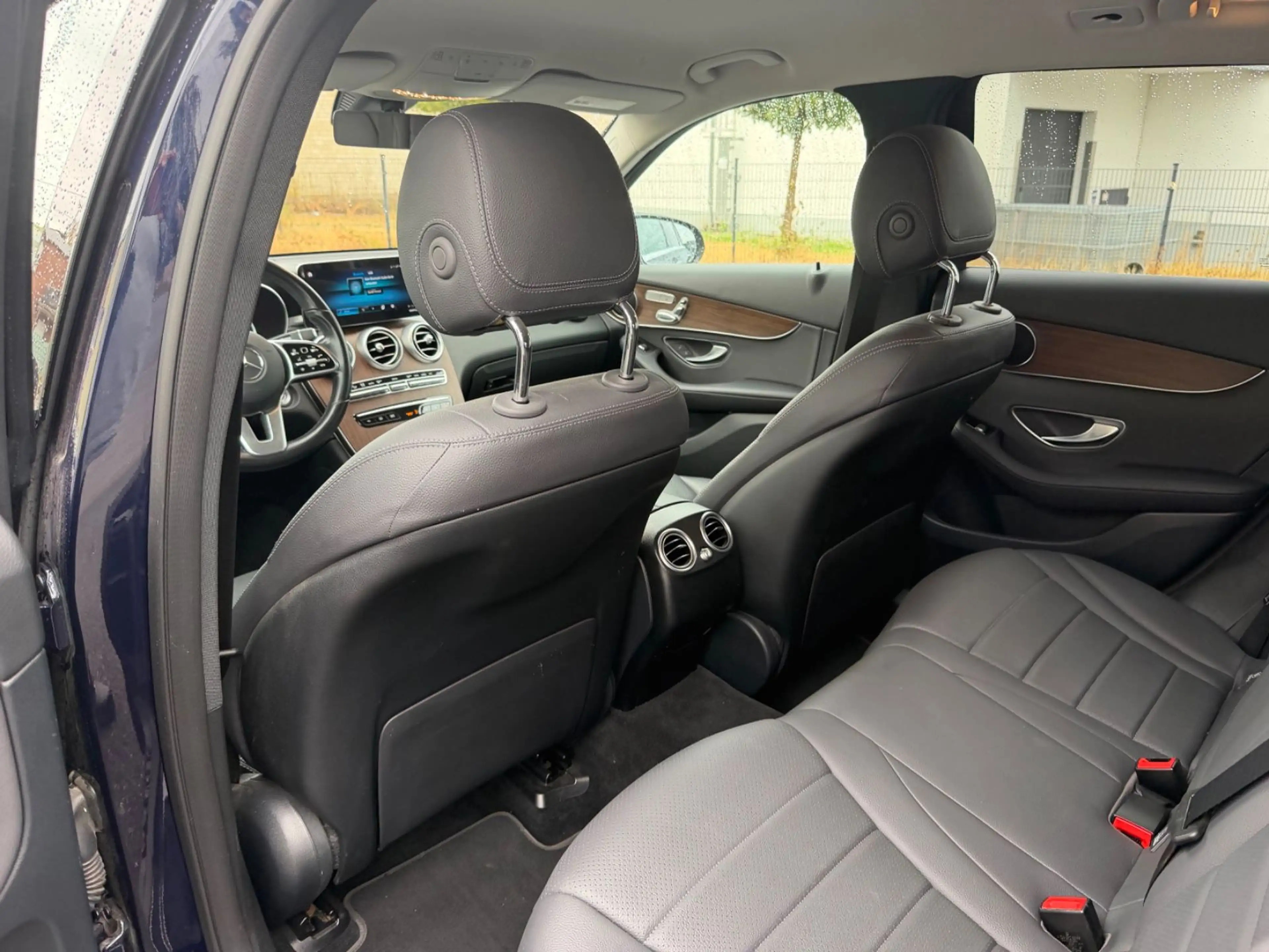 Mercedes-Benz GLC 300 AMG Line — photo 13