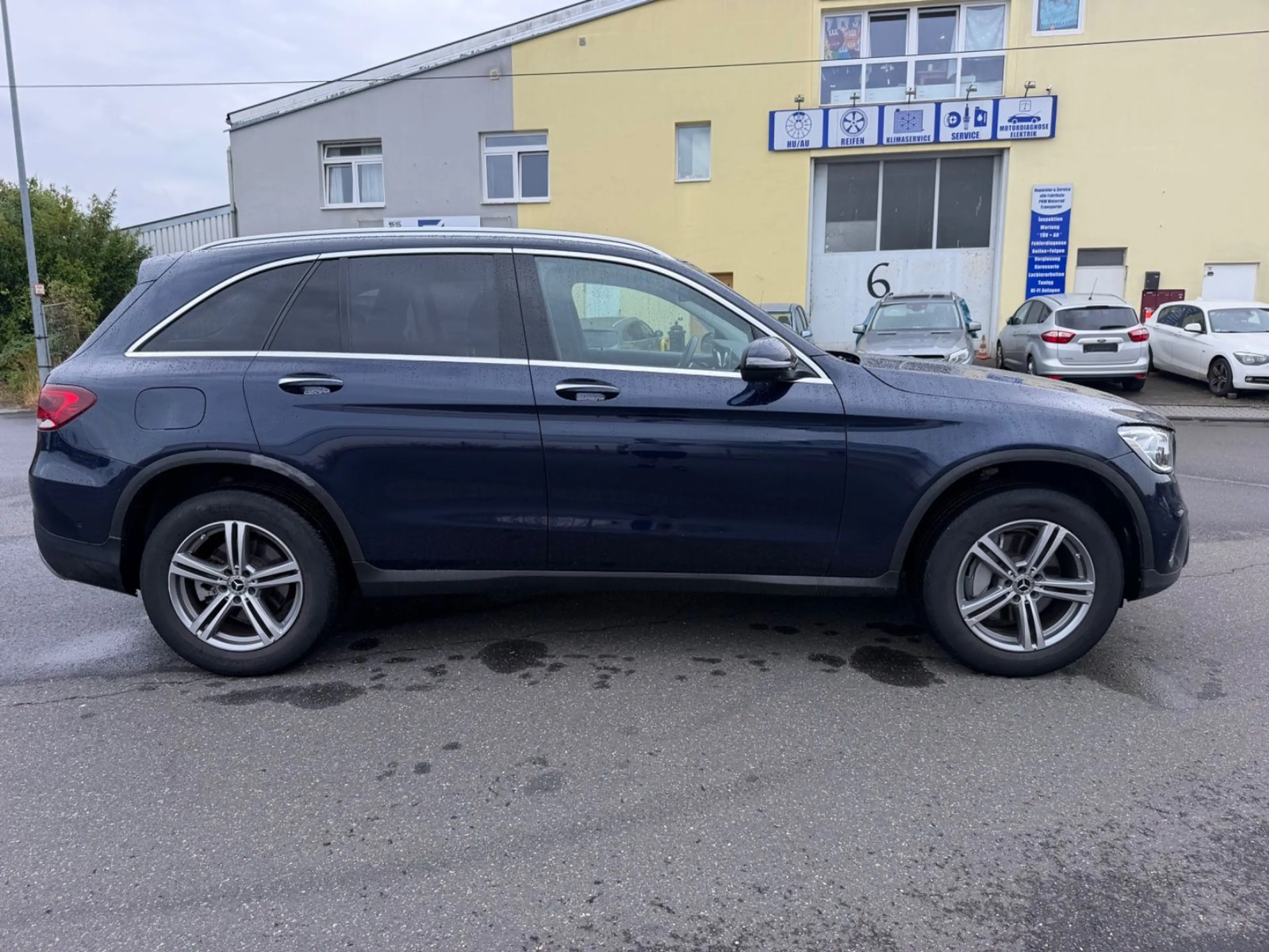Mercedes-Benz GLC 300 AMG Line — photo 4
