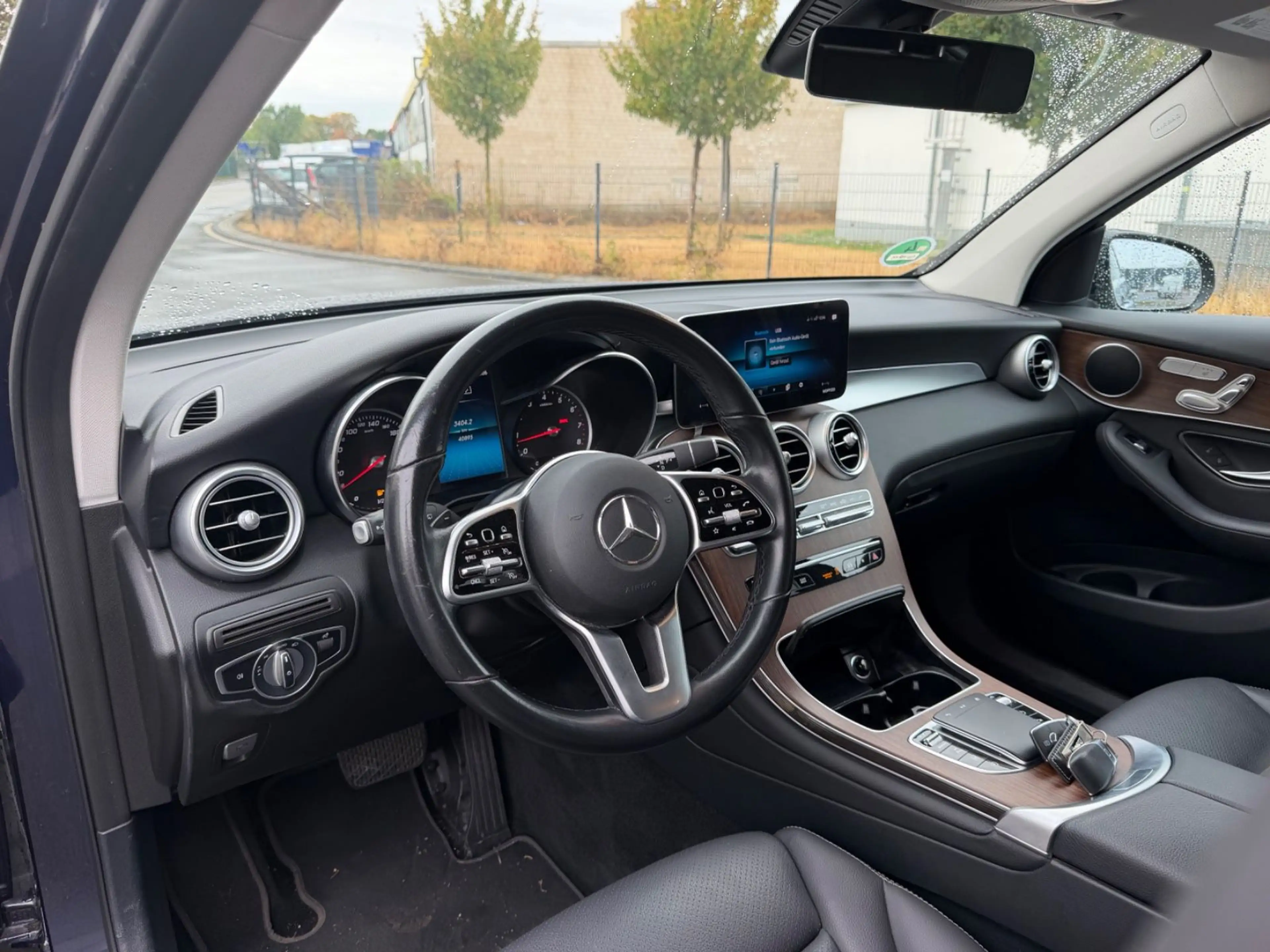 Mercedes-Benz GLC 300 AMG Line — photo 11