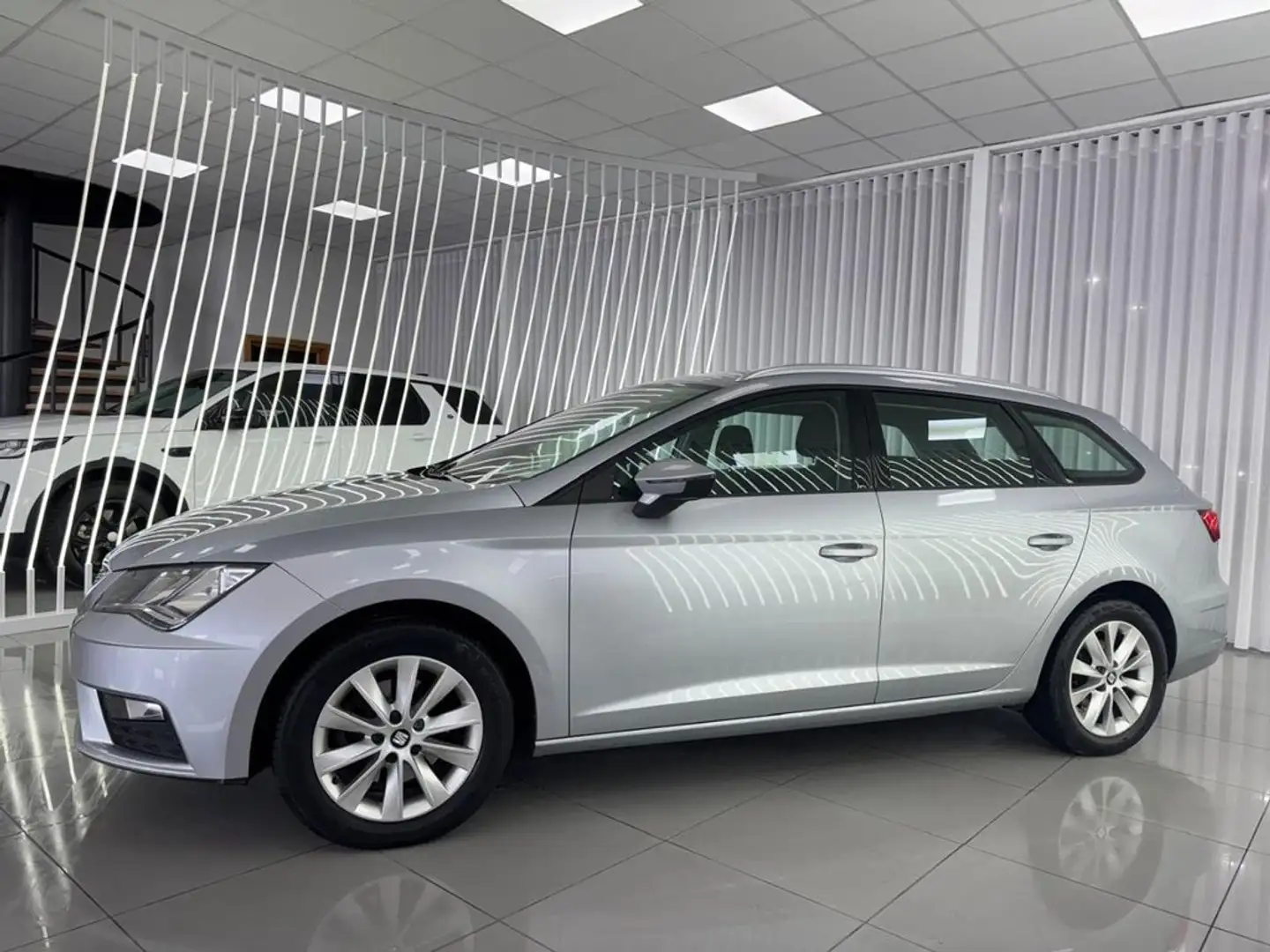SEAT Leon ST 1.6 TDI 85kW DSG7 SS Style Edition Gris - 2