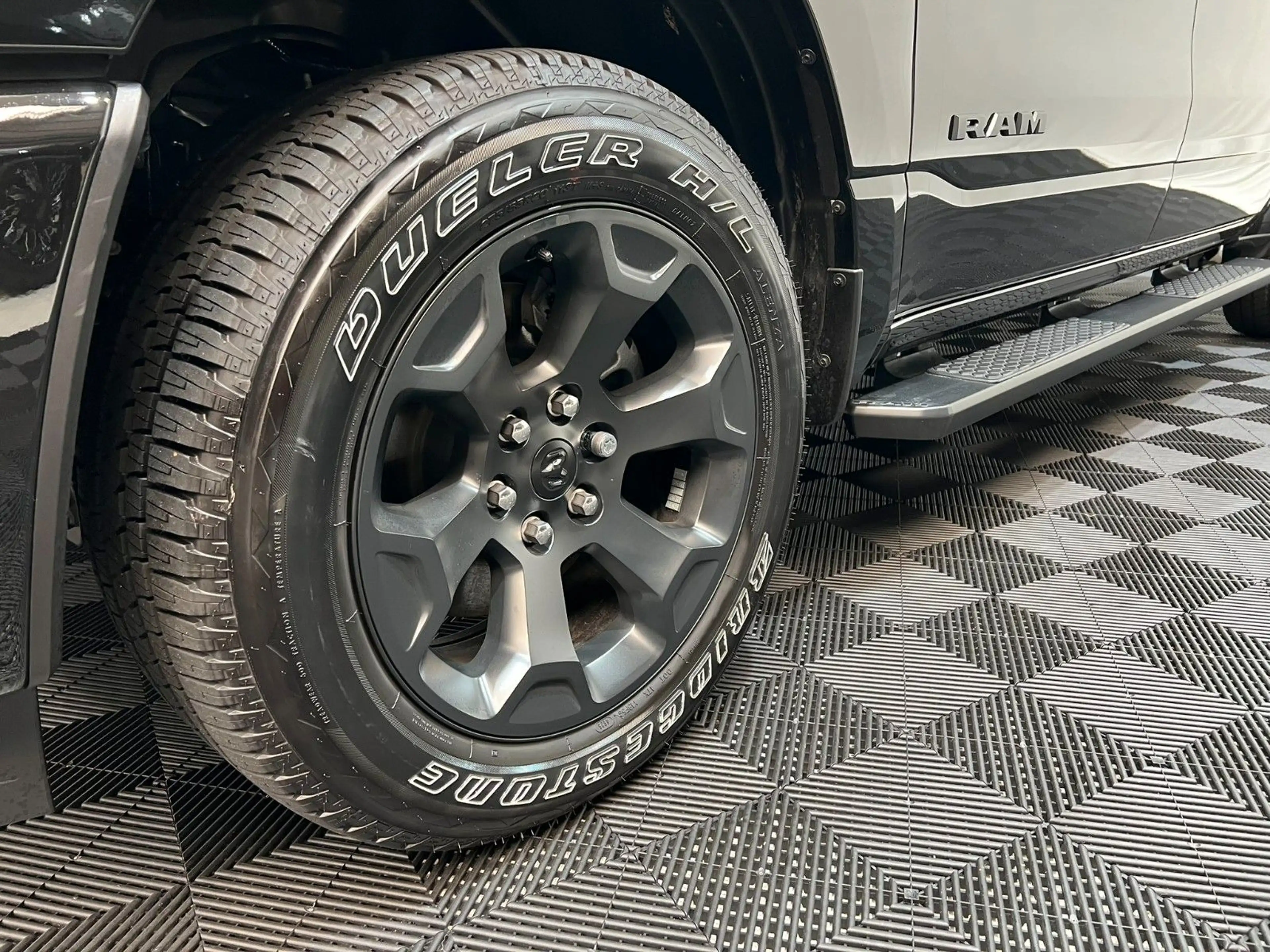 Dodge RAM 1500 Sport Crew Cab Hemi V8 — photo 11