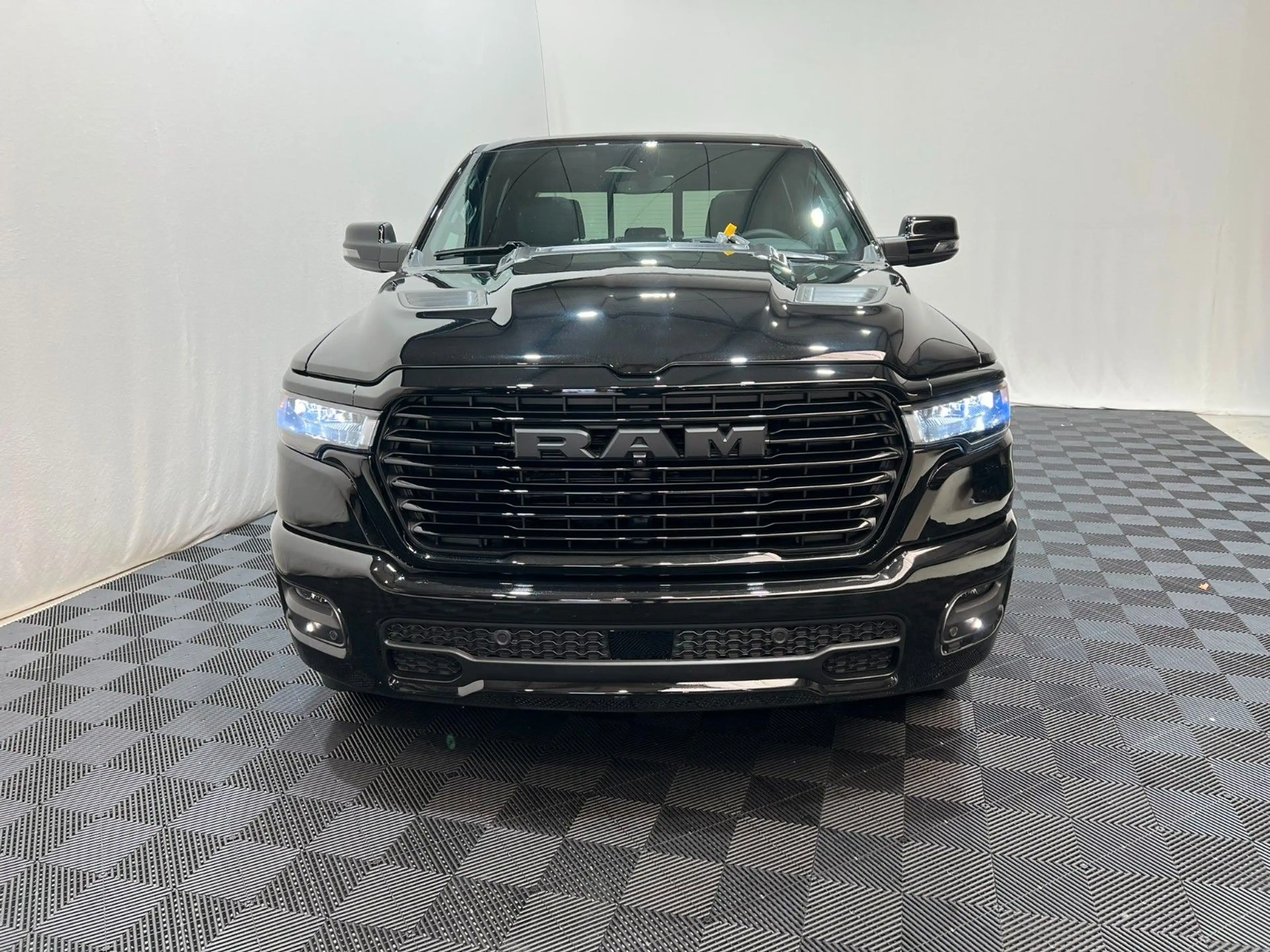 Dodge RAM 1500 Sport Crew Cab Hemi V8 — photo 3