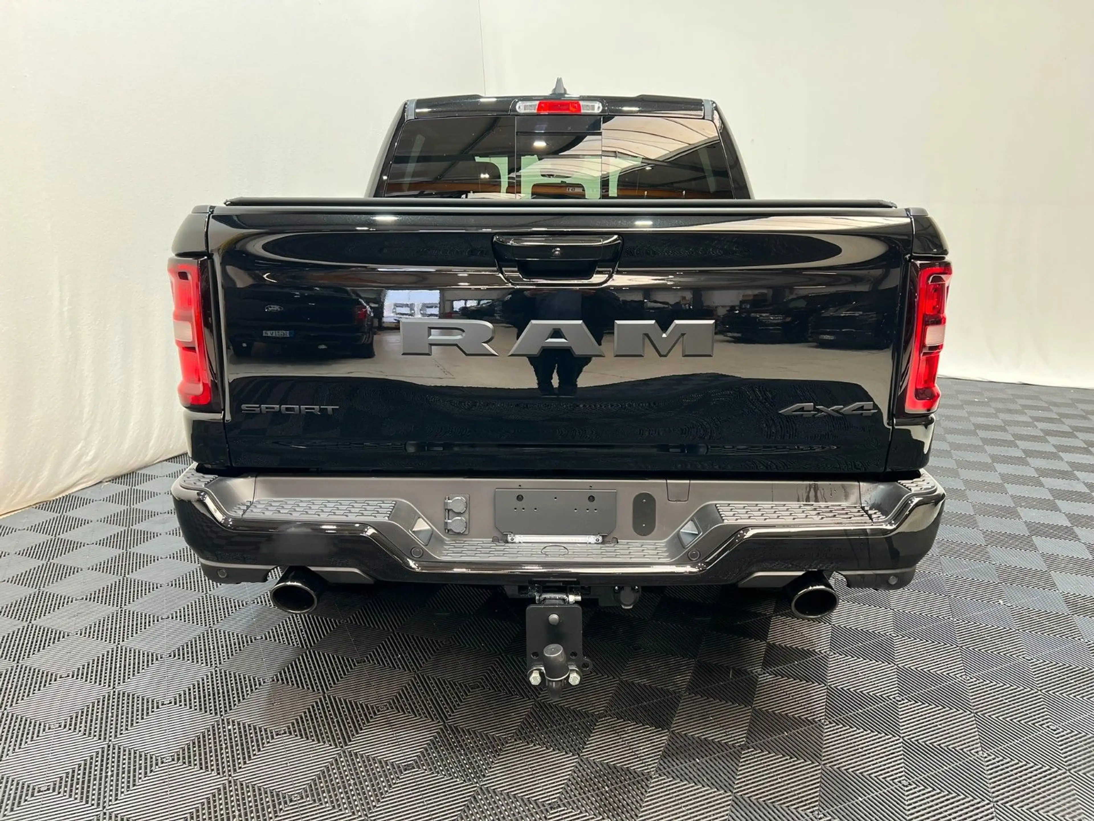 Dodge RAM 1500 Sport Crew Cab Hemi V8 — photo 5