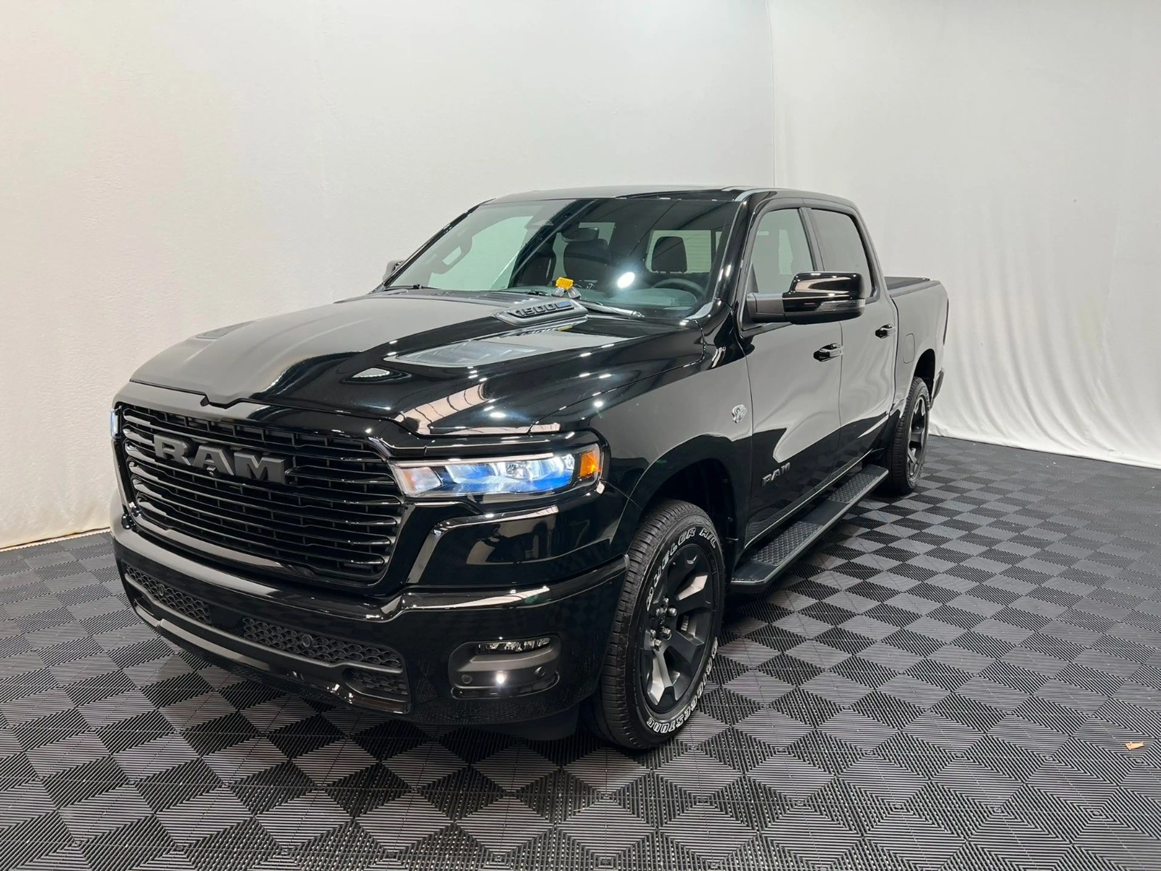 Dodge RAM 1500 Sport Crew Cab Hemi V8 — photo 2