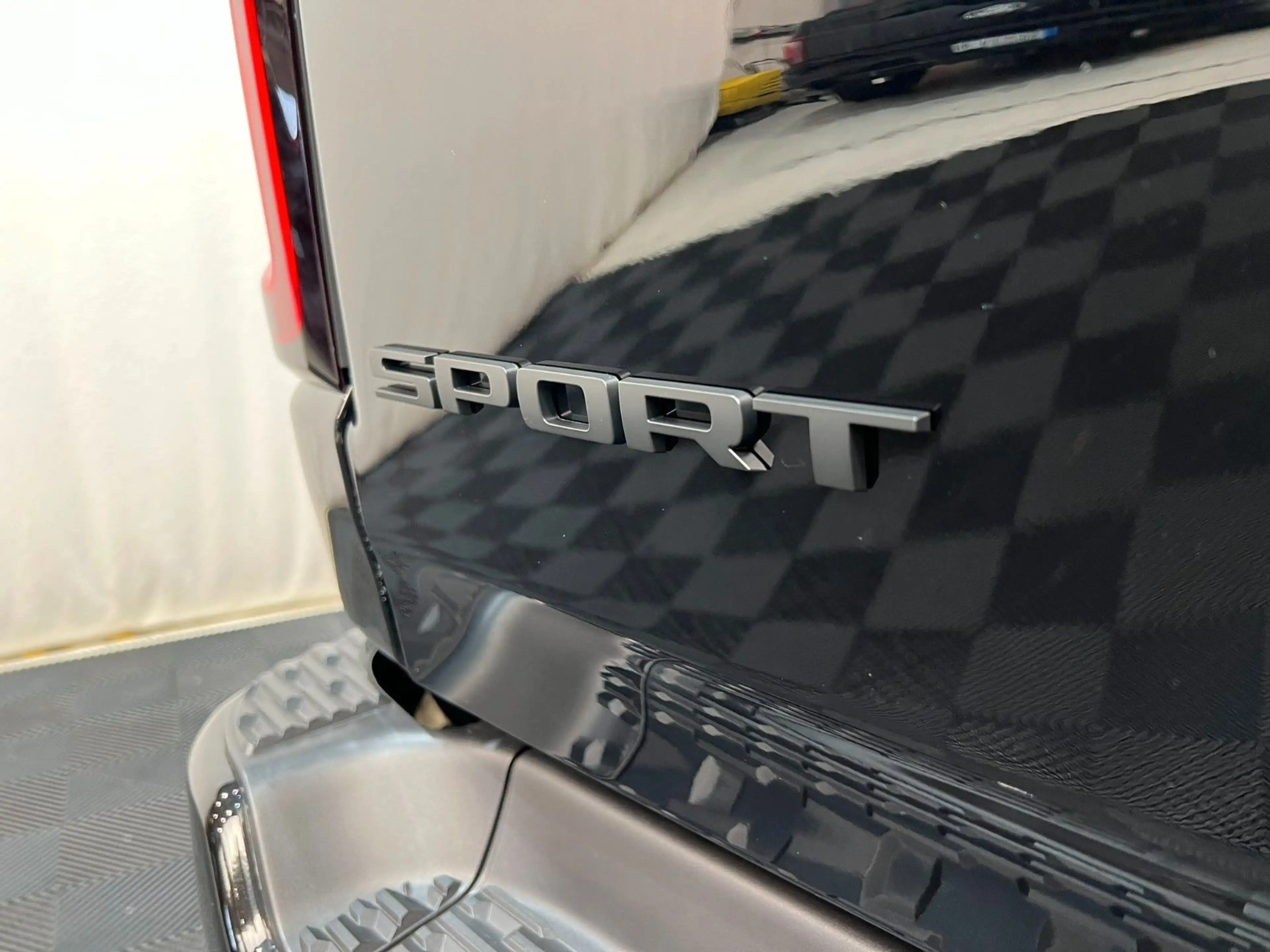 Dodge RAM 1500 Sport Crew Cab Hemi V8 — photo 9