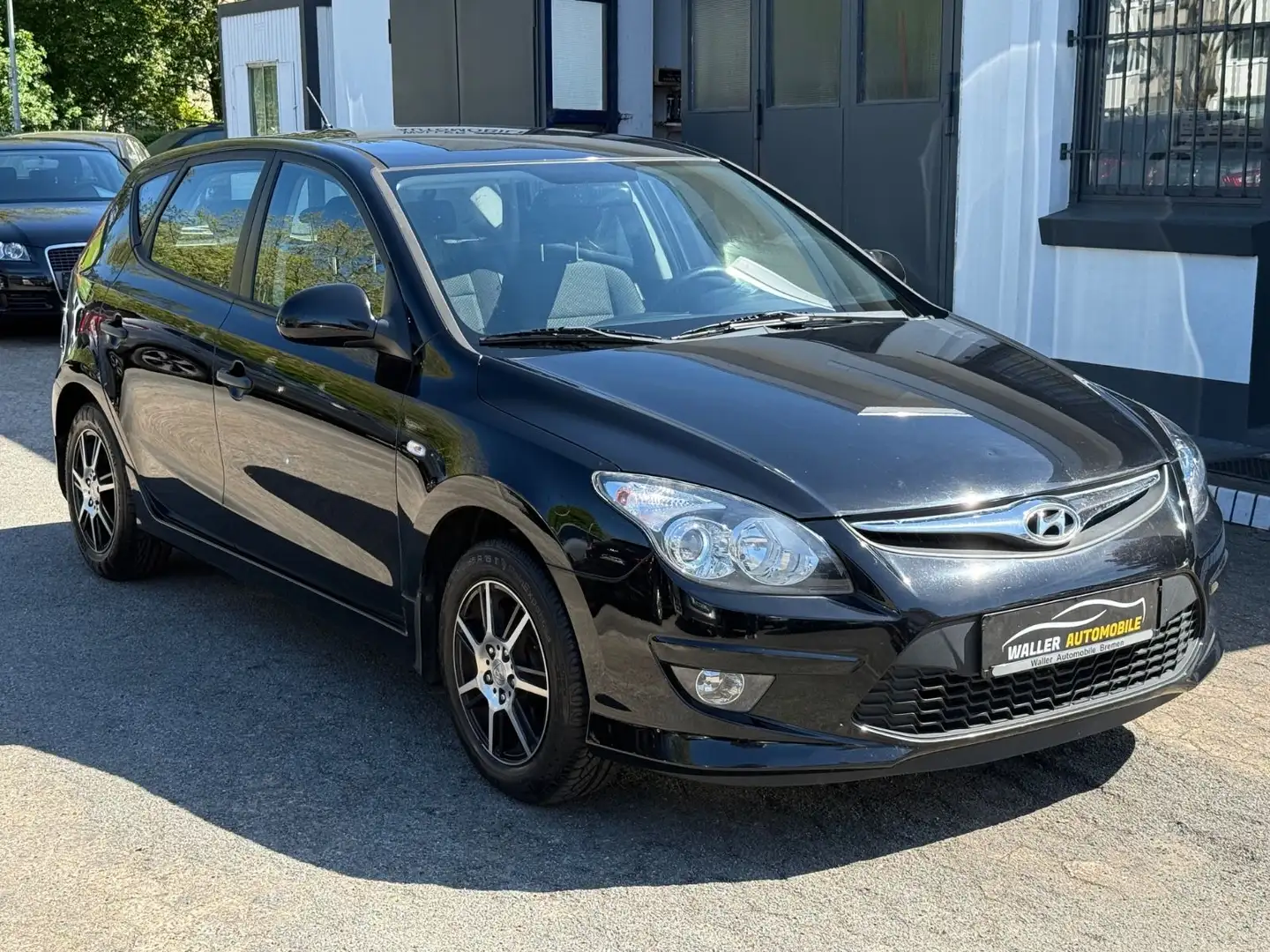 Hyundai i30 1.4 Lim. 2.HAND / UNFALLFREI / EURO5 Schwarz - 1