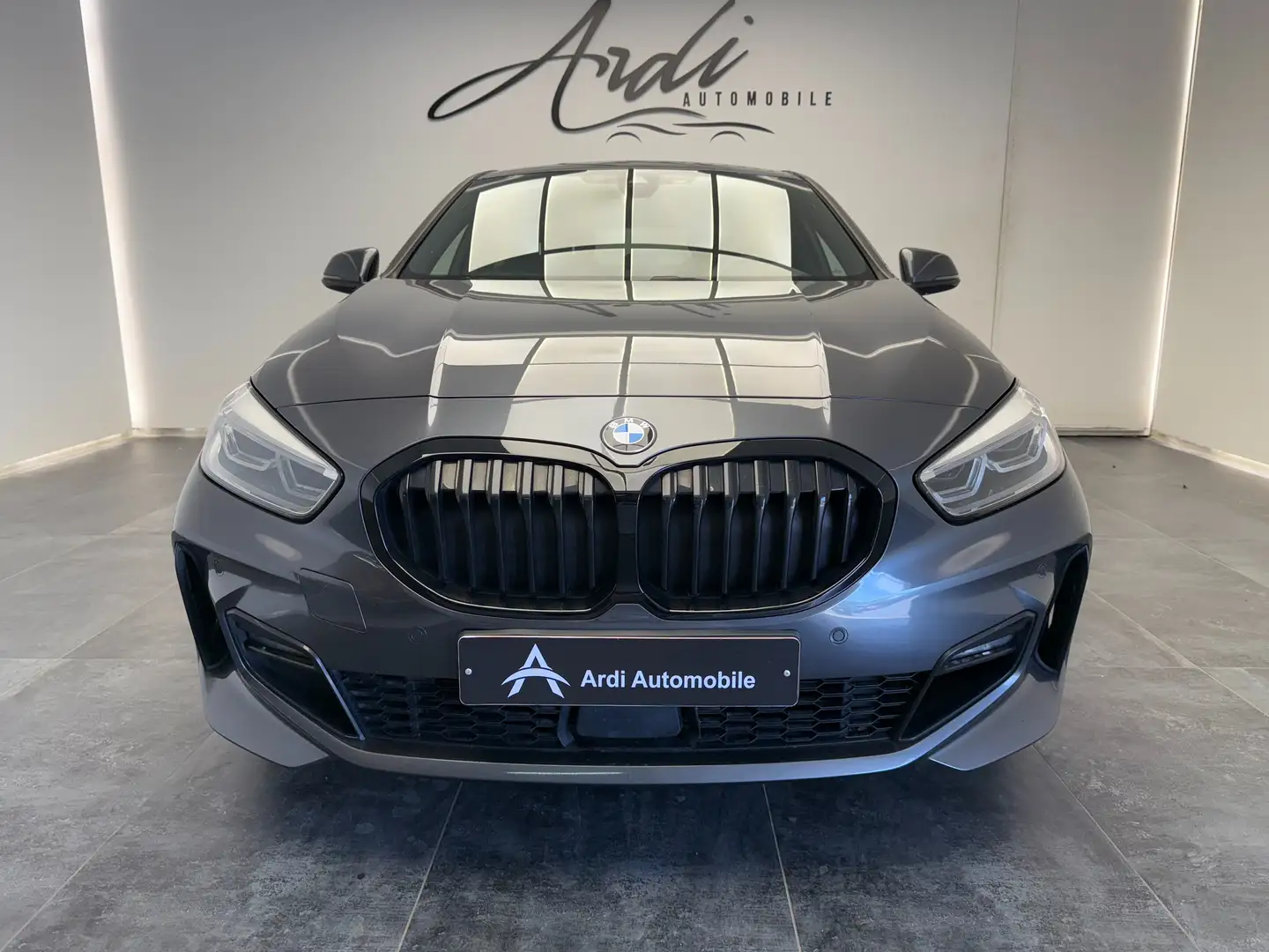 BMW 118 118iA *GARANTIE*PACK M*1ER PROP*LED AMB*CARPLAY* Grijs - 2