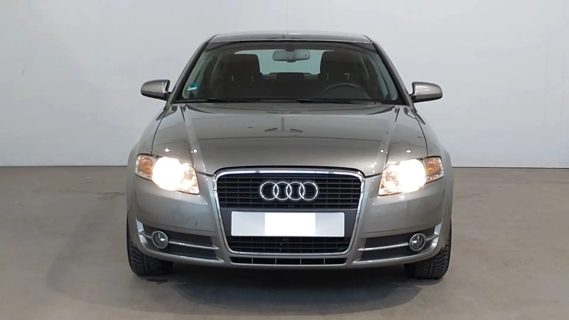Audi A4 2.0 Limousine Grau - 2