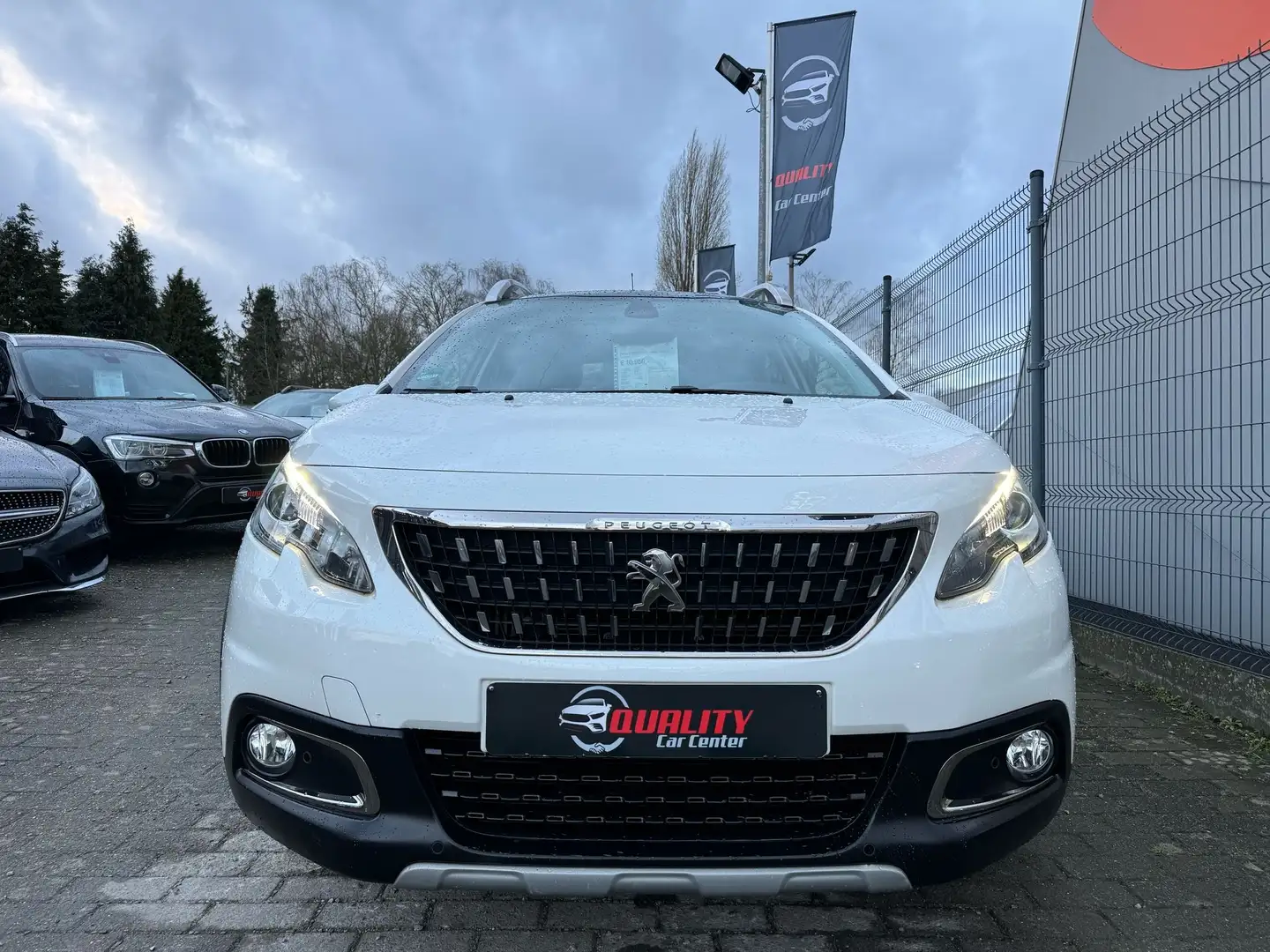Peugeot 2008 1.2 PureTech Allure S   107000 km  AUTOMAAT Weiß - 2