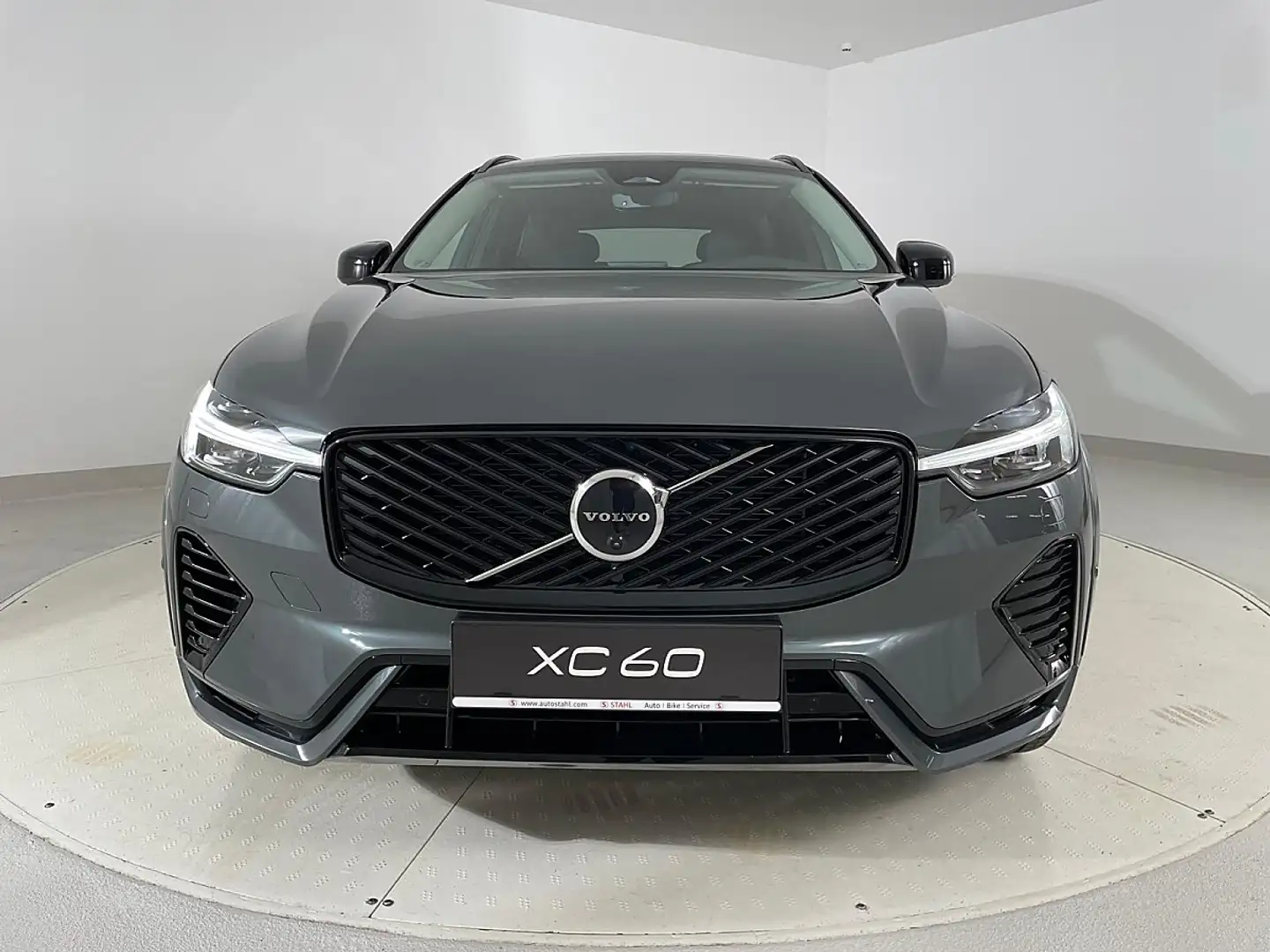 Volvo XC60 T6 AWD PHEV 4 Life 18,8kWh Ultra Dark Aut. | St... Grün - 2