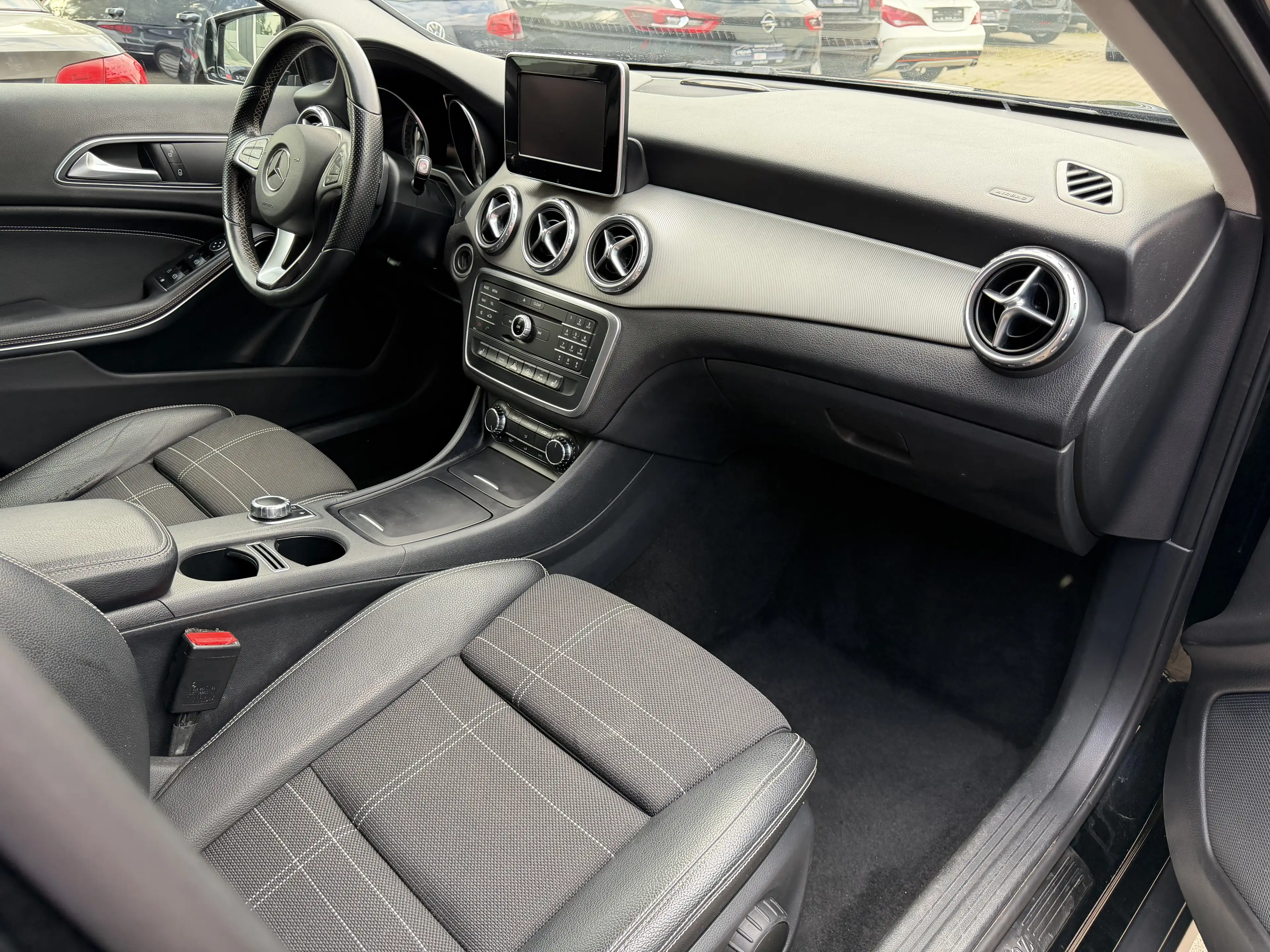 Mercedes-Benz GLA 220 CDI/d Urban 7G-DCT SUV Schwarz Voll Leder Navi Kamera — photo 10