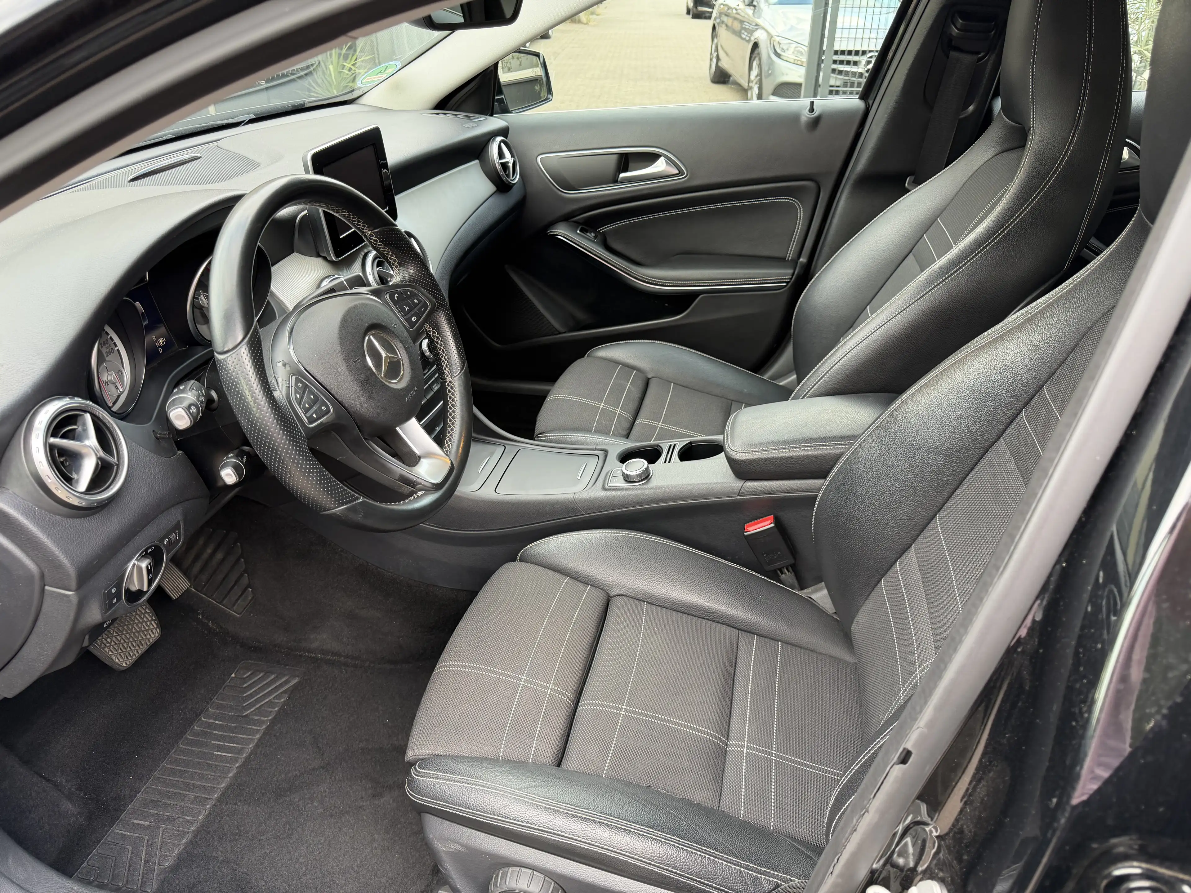 Mercedes-Benz GLA 220 CDI/d Urban 7G-DCT SUV Schwarz Voll Leder Navi Kamera — photo 7