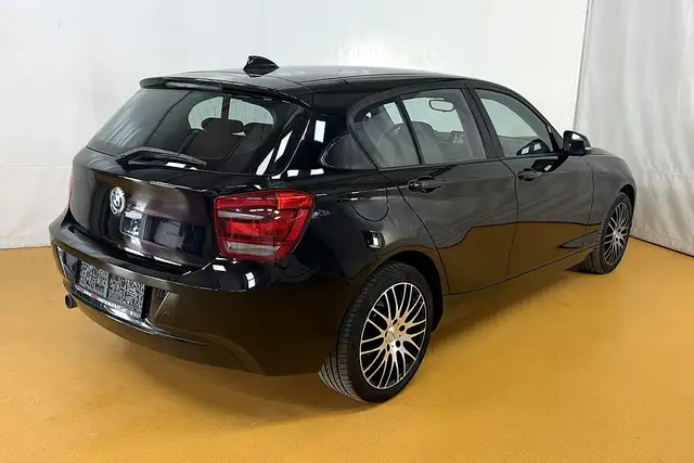 BMW 1 Series view 3