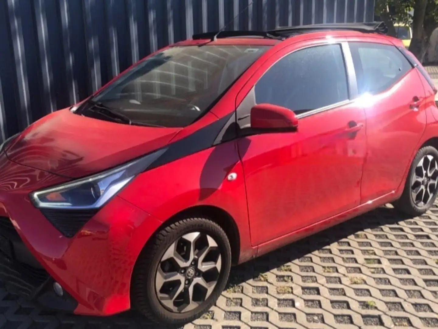 Toyota Aygo 1.0 VVT-i 72Cv X-Clusiv Cabrio Rood - 1
