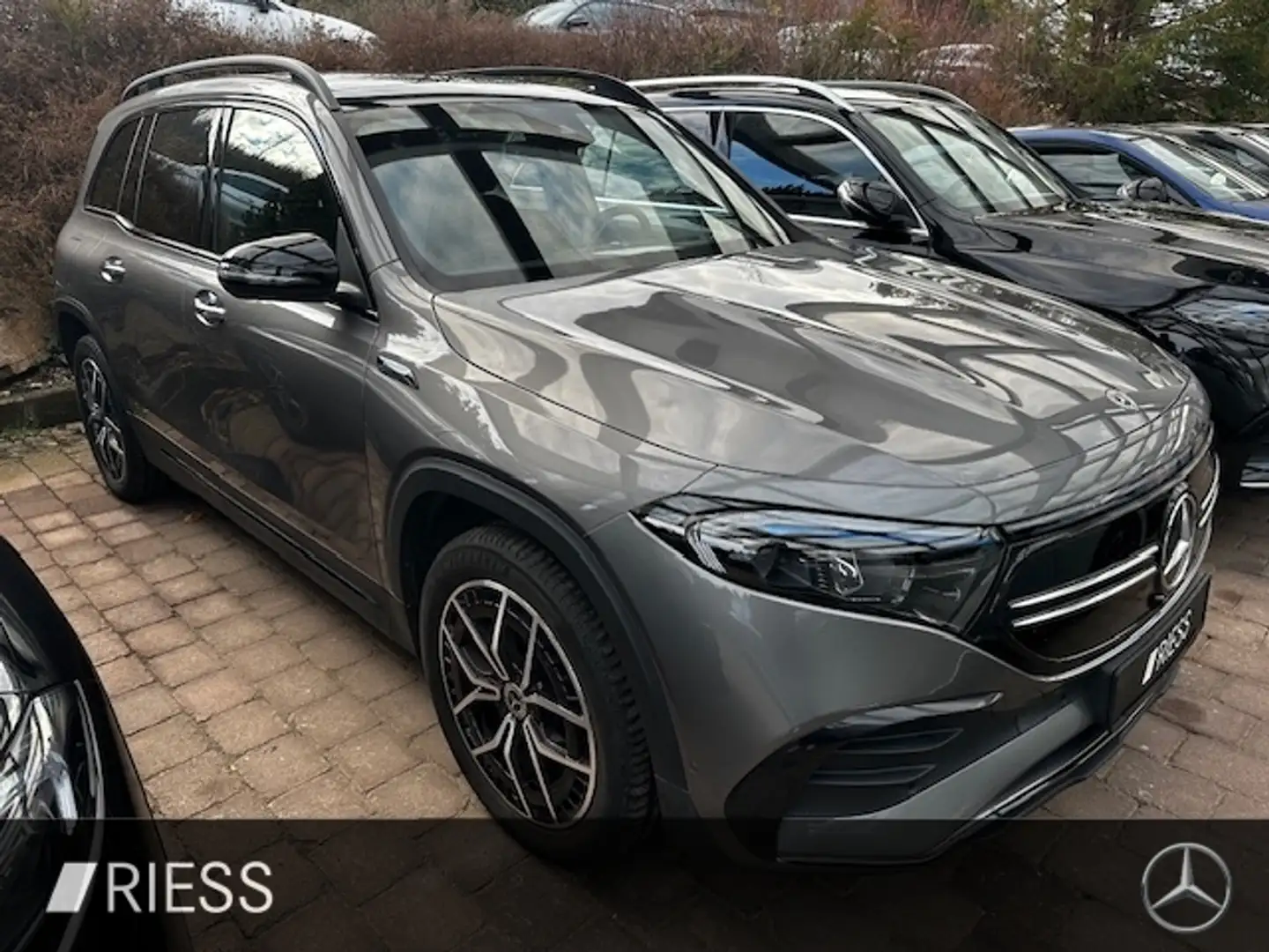 Mercedes-Benz EQB 300 4M AMG Sport Night Pano 7 Sitzer 19" Kamera Grau - 2
