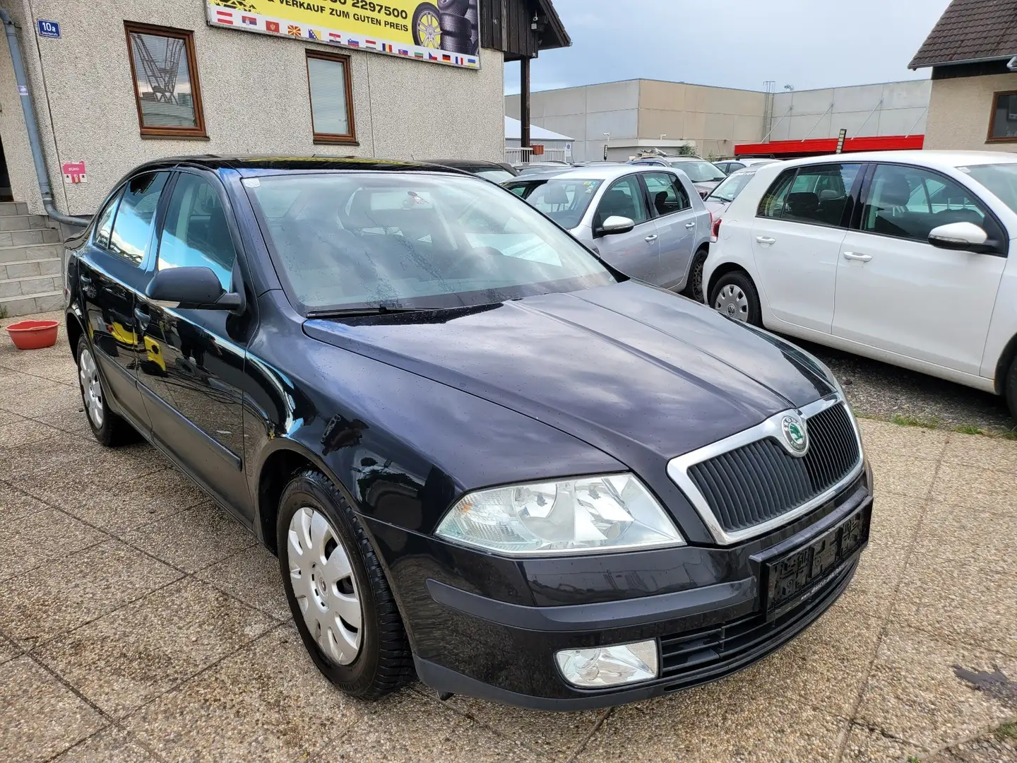 Skoda Octavia 1,6 MPI Ambiente Schwarz - 1