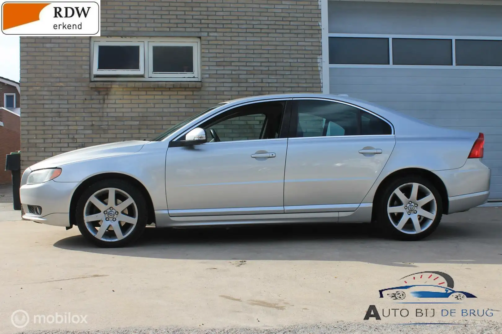 Volvo S80 2.5 T Momentum 200PK Trekhaak Airco Navi jongtimer Grijs - 2