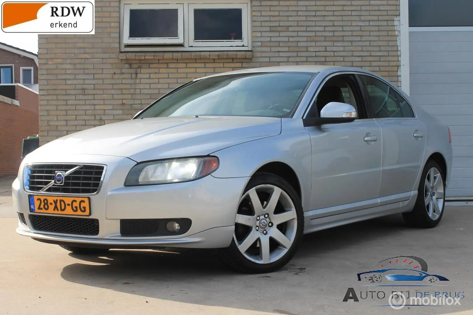 Volvo S80 2.5 T Momentum 200PK Trekhaak Airco Navi jongtimer Grijs - 1
