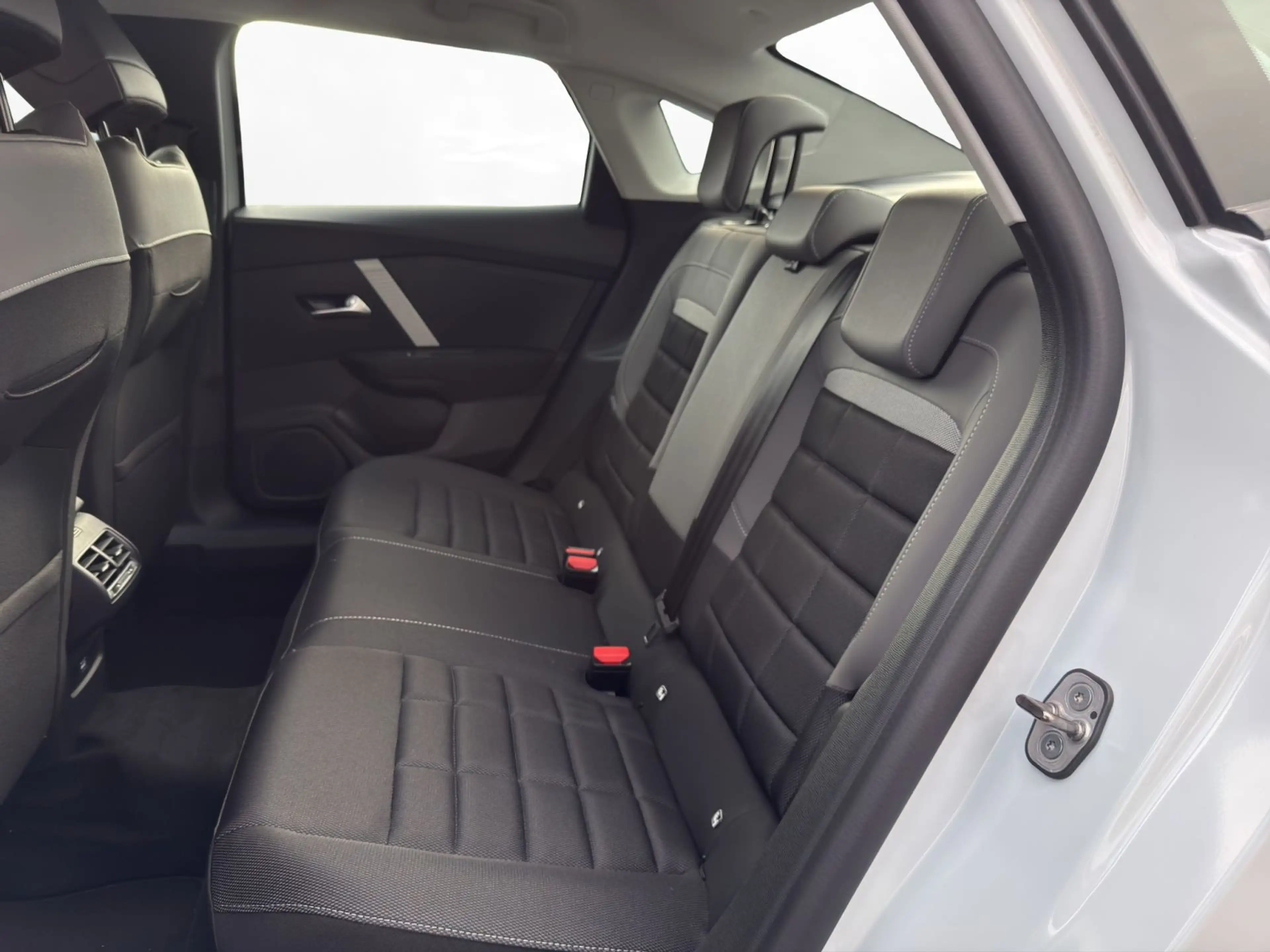 Citroen C4 X ë-C4 X 156 Plus — photo 10