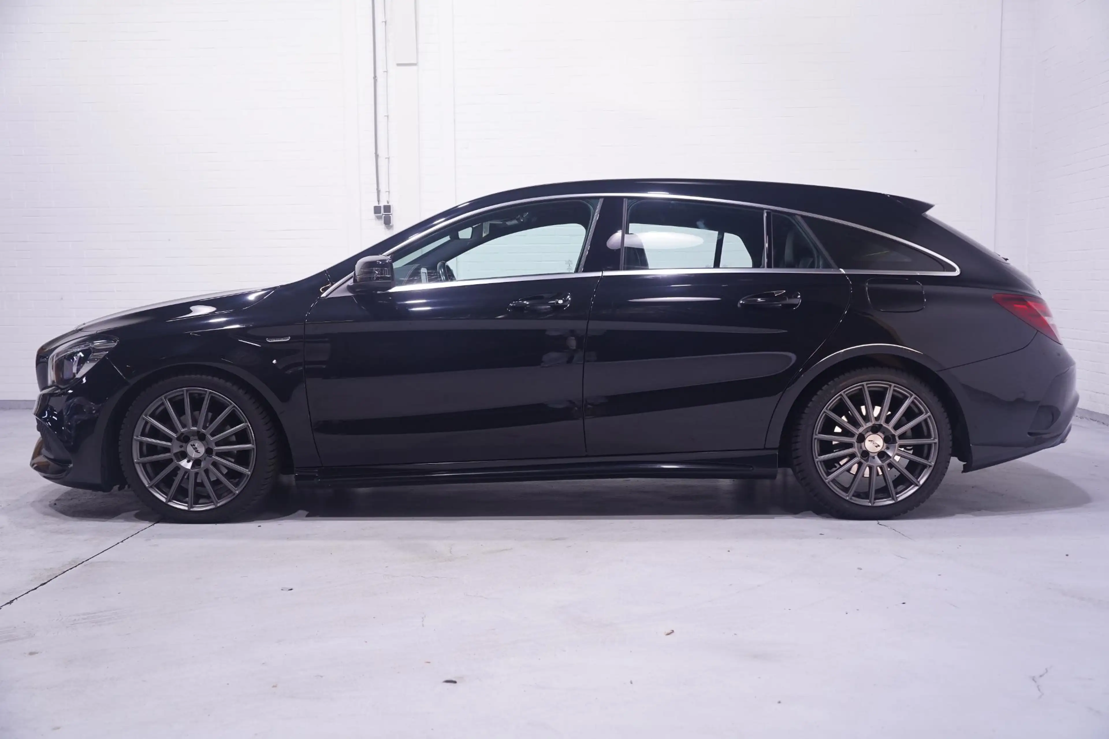 Mercedes-Benz CLA 200 Shooting Brake Edition AMG-pakket PDC v+a Led-verl — photo 9