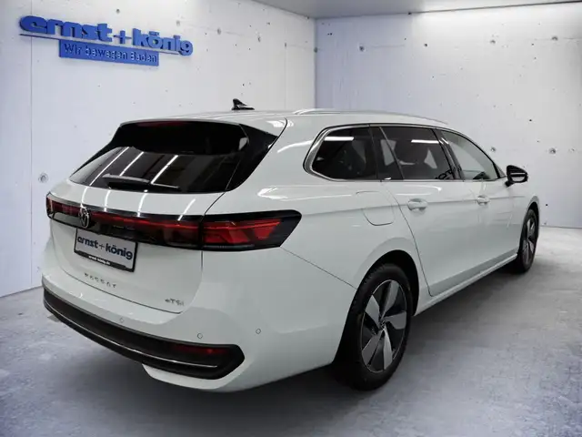 Volkswagen Passat view 3