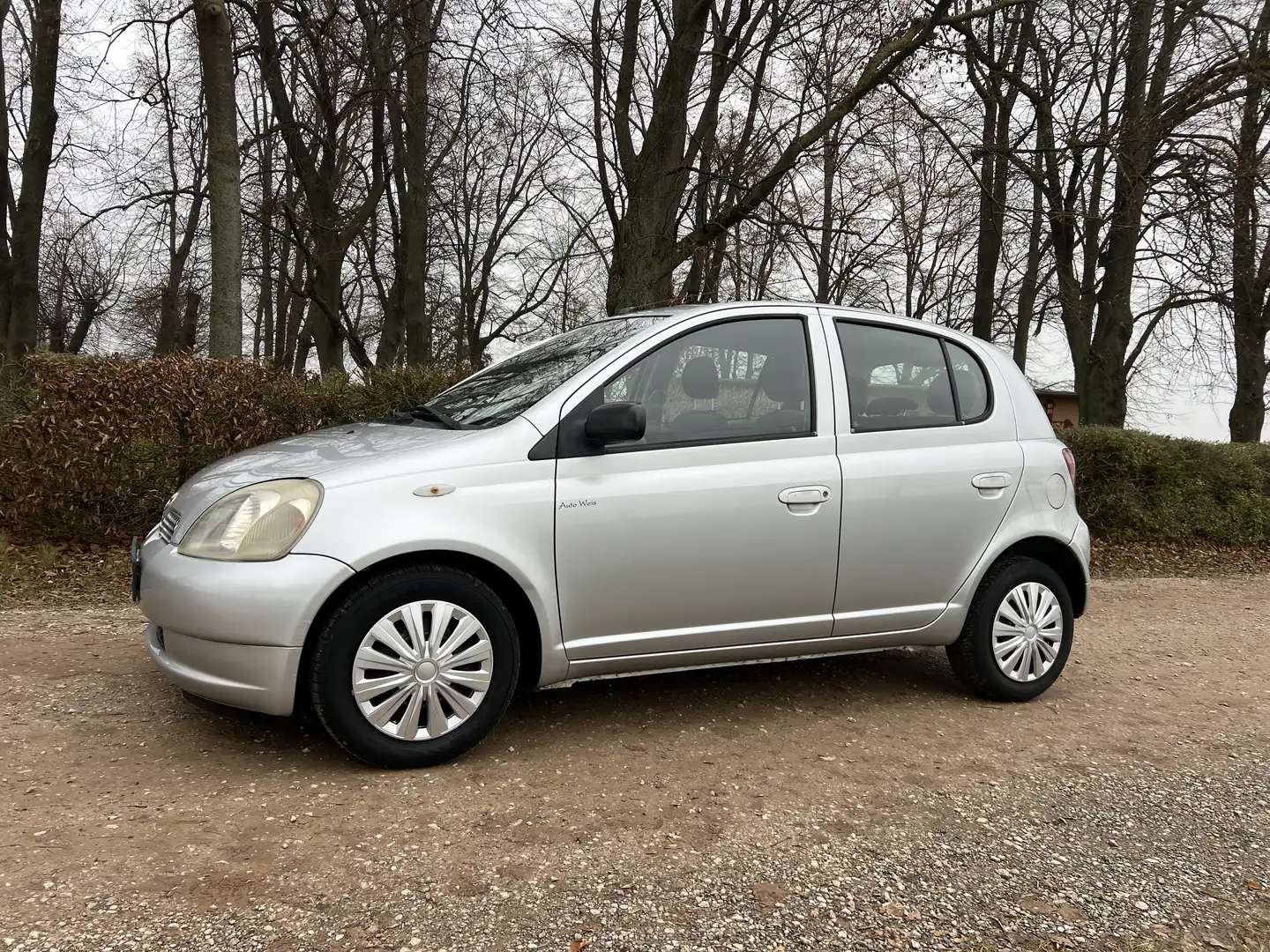 Toyota Yaris Yaris 1.3i mit Automatik und Klimaanlage Silber - 1