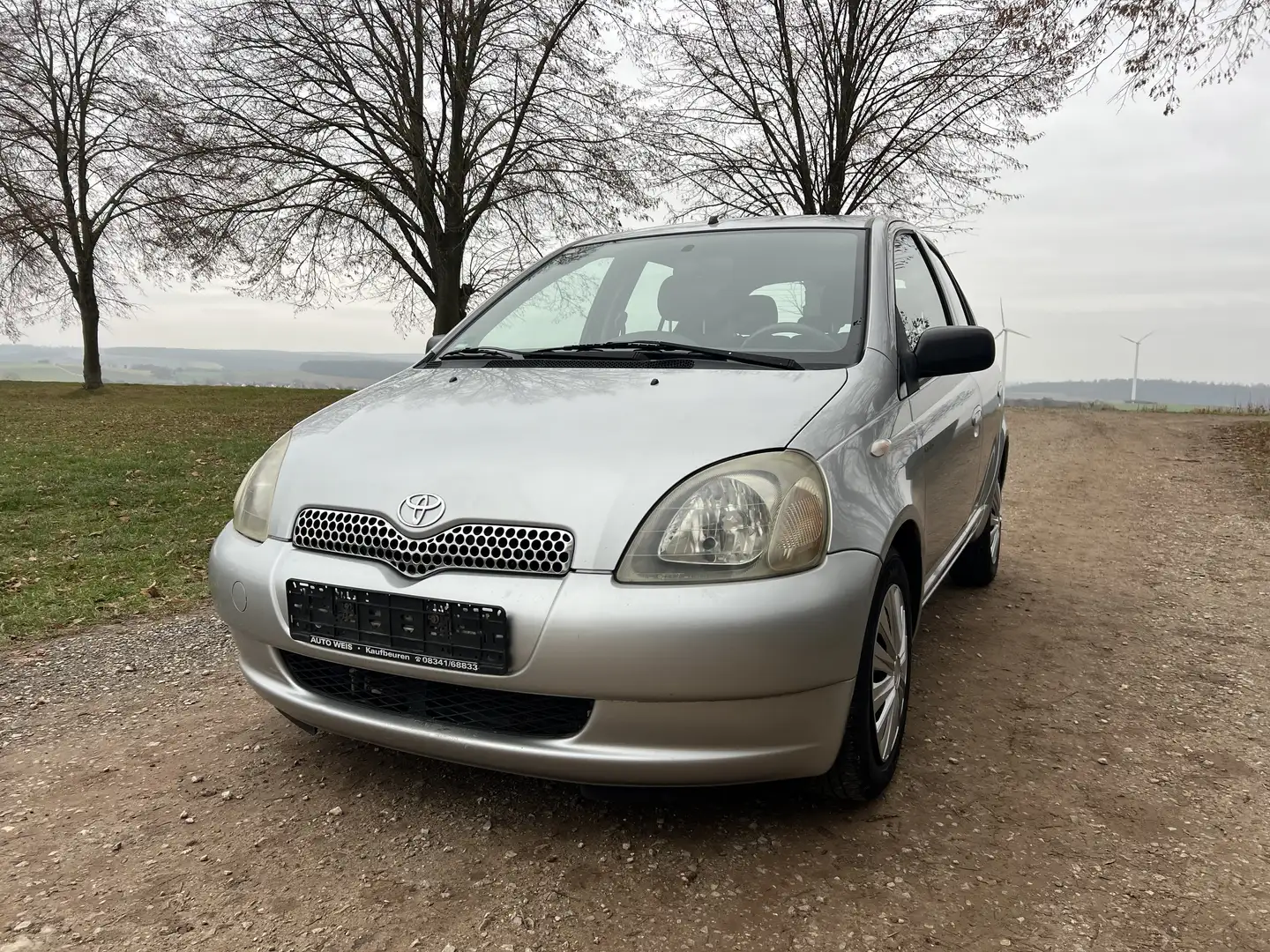 Toyota Yaris Yaris 1.3i mit Automatik und Klimaanlage Silber - 2