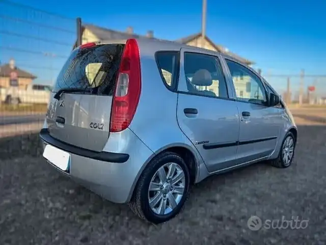 Mitsubishi Colt view 4