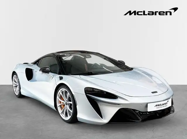 McLaren Artura Artura Spider / CF ext & int / B&W / PANO