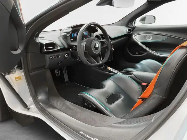 McLaren Artura Artura Spider / CF ext & int / B&W / PANO Ansicht 7
