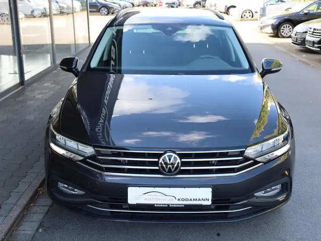 Volkswagen Passat view 3
