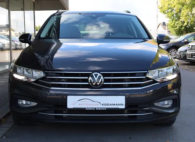Volkswagen Passat view 4