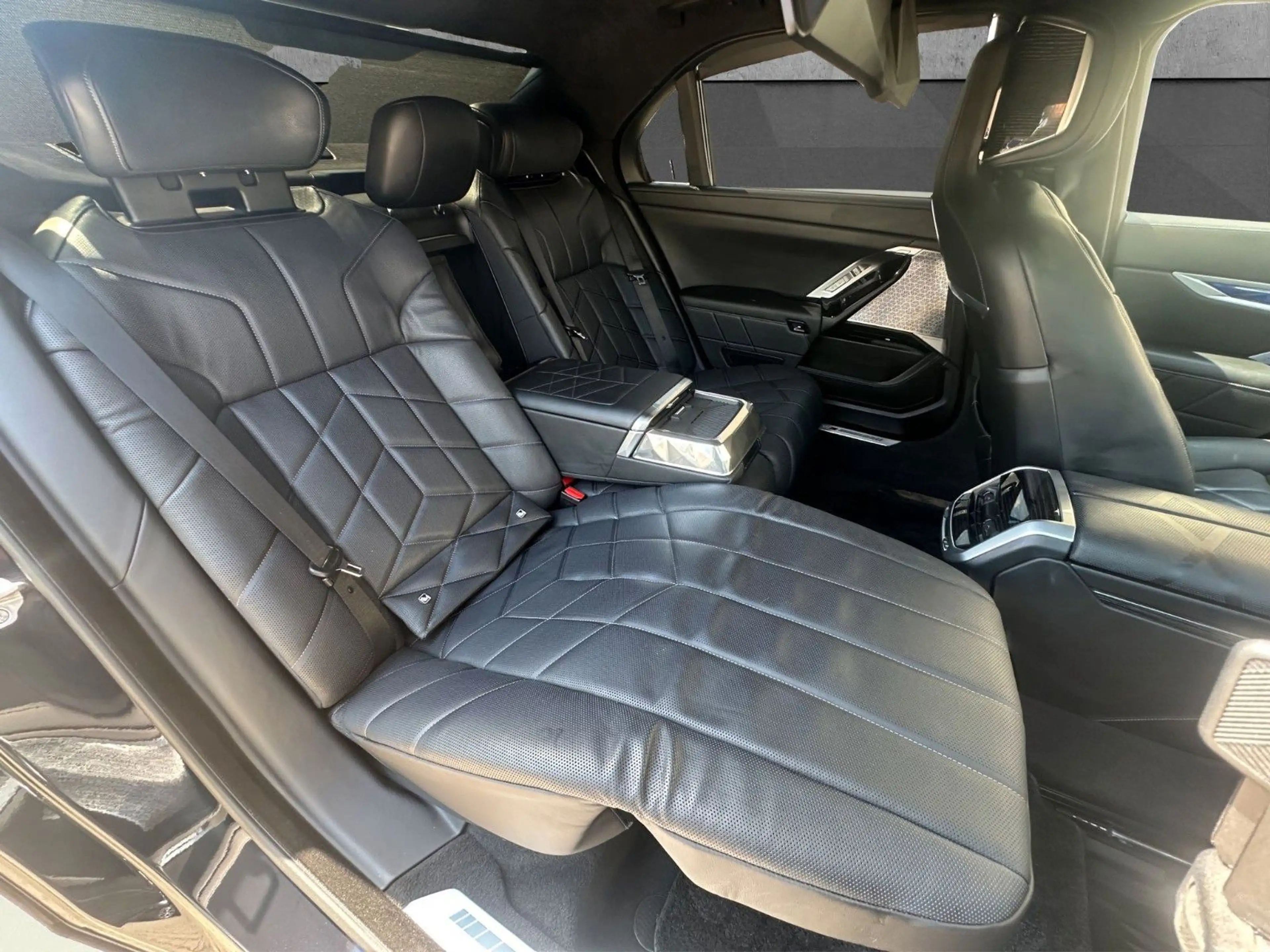 BMW i7 xD e60 M Sport PanoSky FOND TV 21Z AutomatikT — photo 14